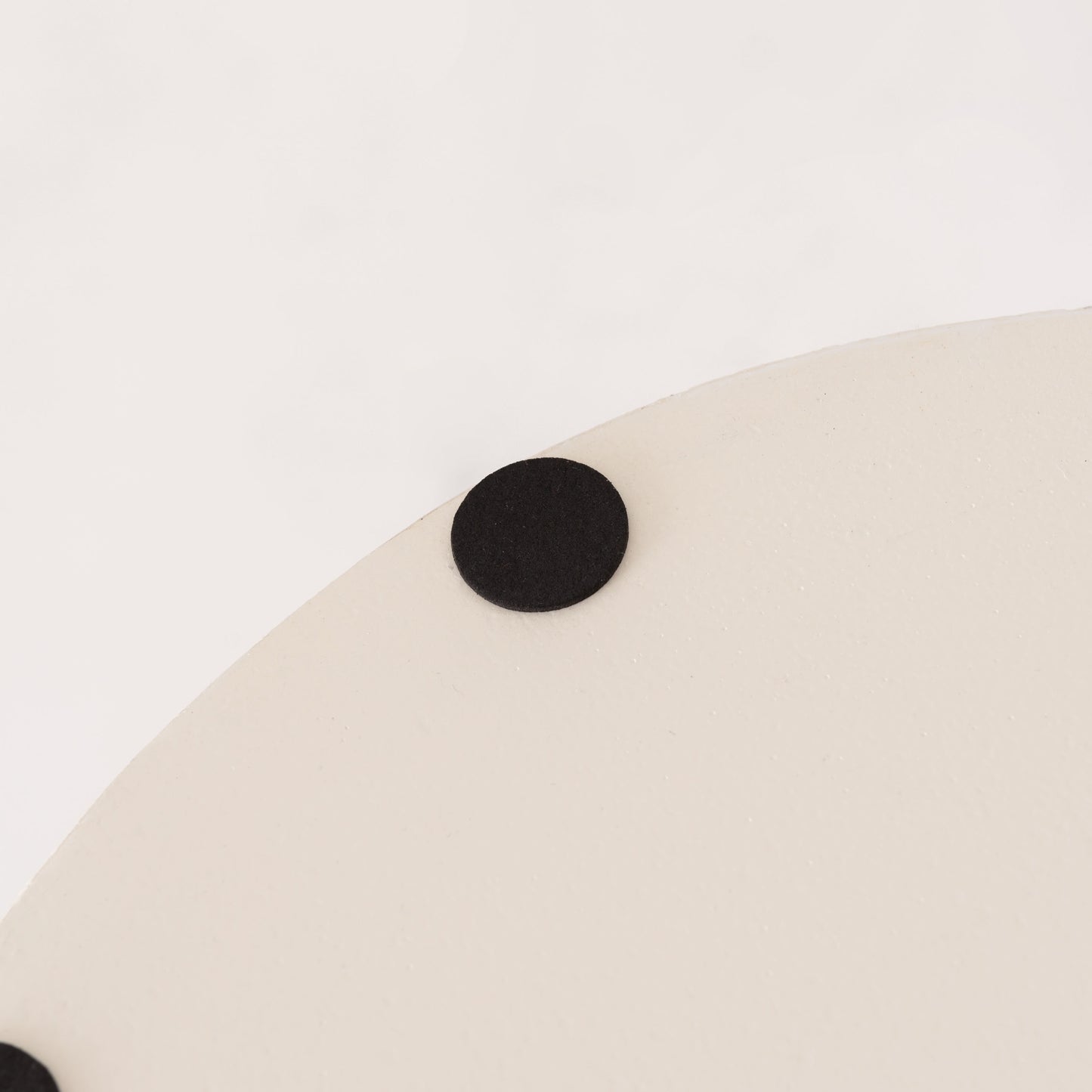 テラゾー柄ラウンドサイドテーブルの底面の滑り止めを写している写真