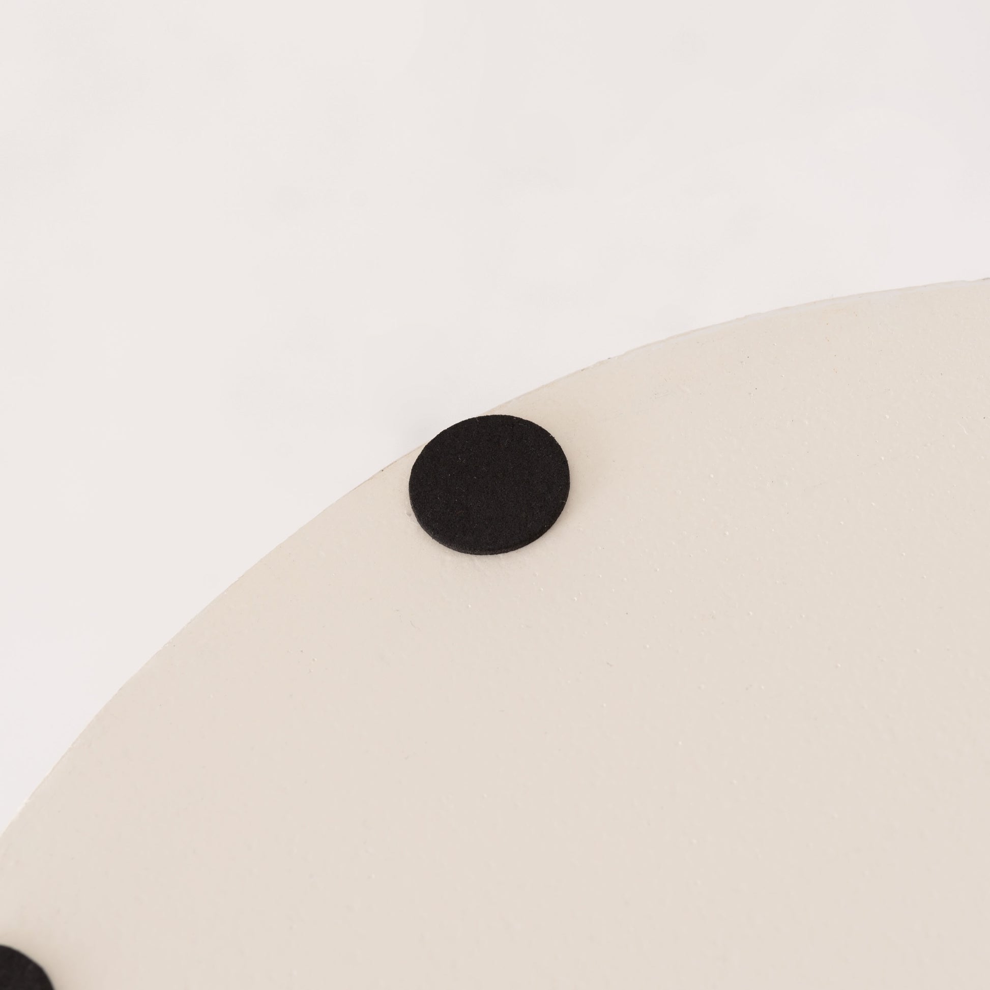 テラゾー柄ラウンドサイドテーブルの底面の滑り止めを写している写真