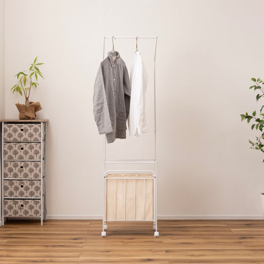 洋服がかけられたバスケット付きランドリーハンガー