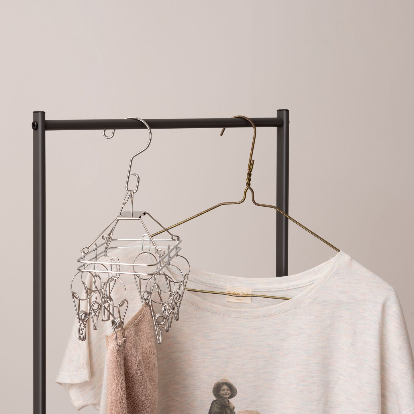 ダークグレーのスタイリッシュなスチールフレームの2つカゴ付きランドリーハンガーの上部のポール部分