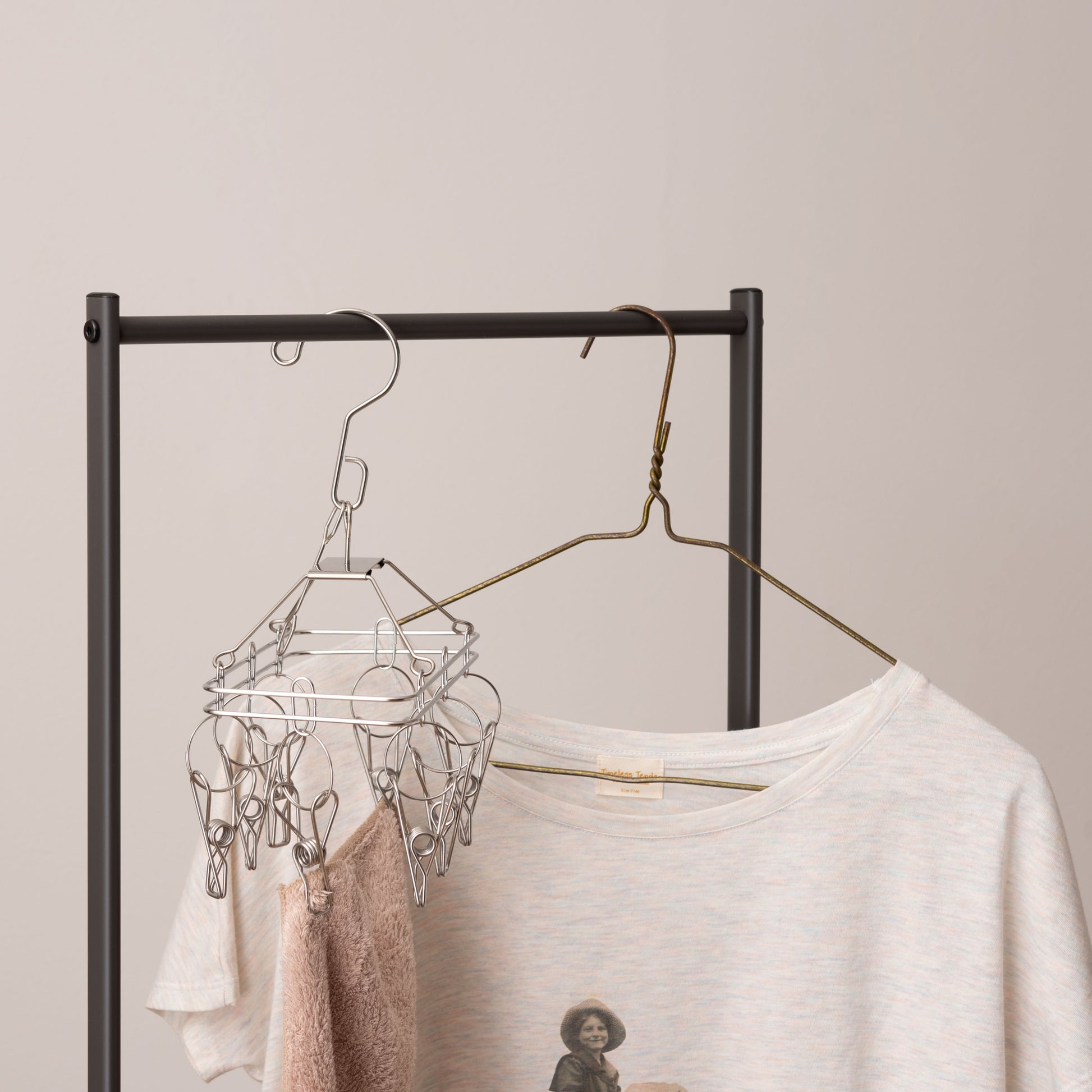 ダークグレーのスタイリッシュなスチールフレームの2つカゴ付きランドリーハンガーの上部のポール部分