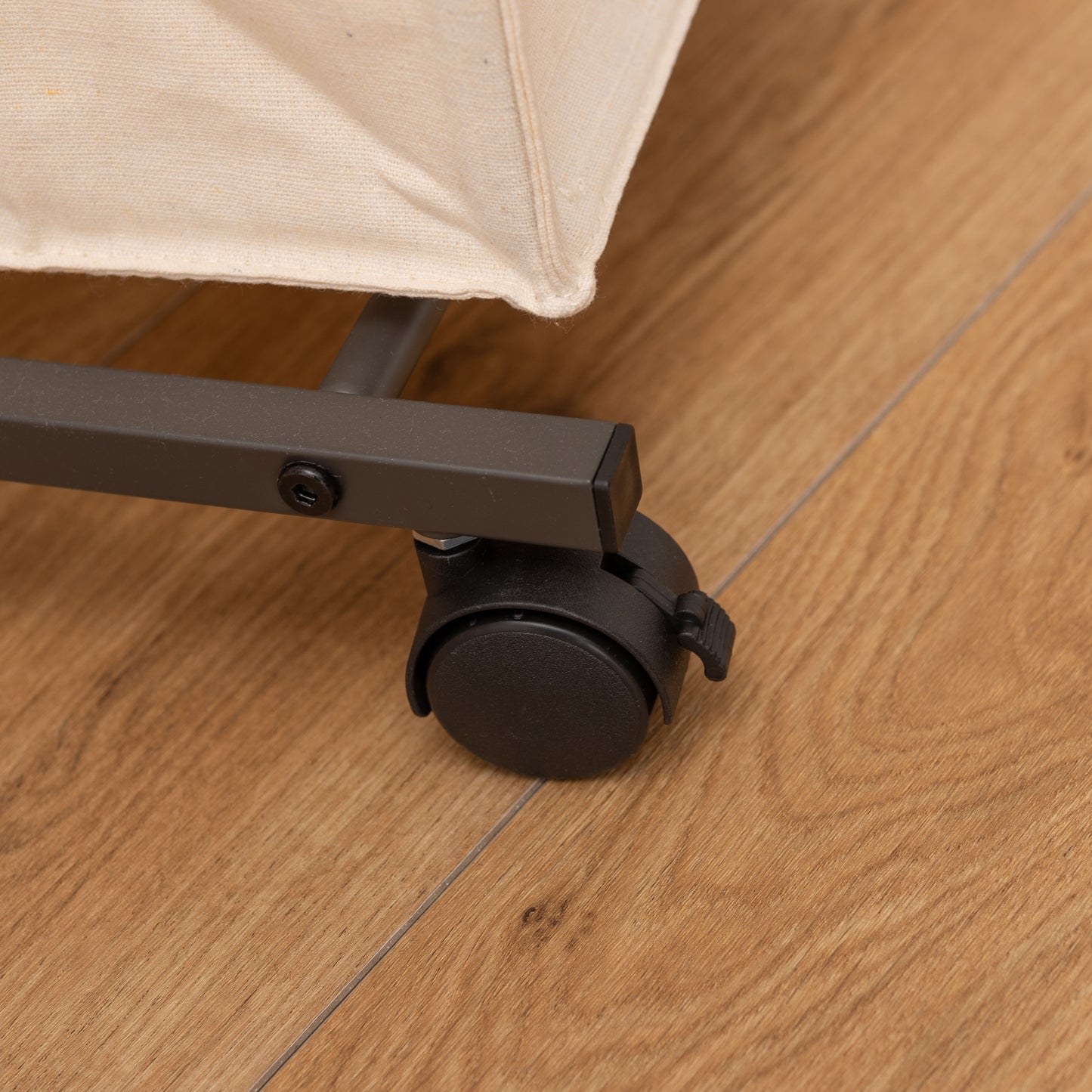 ダークグレーのスタイリッシュなスチールフレームの2つカゴ付きランドリーハンガーのキャスターの写真