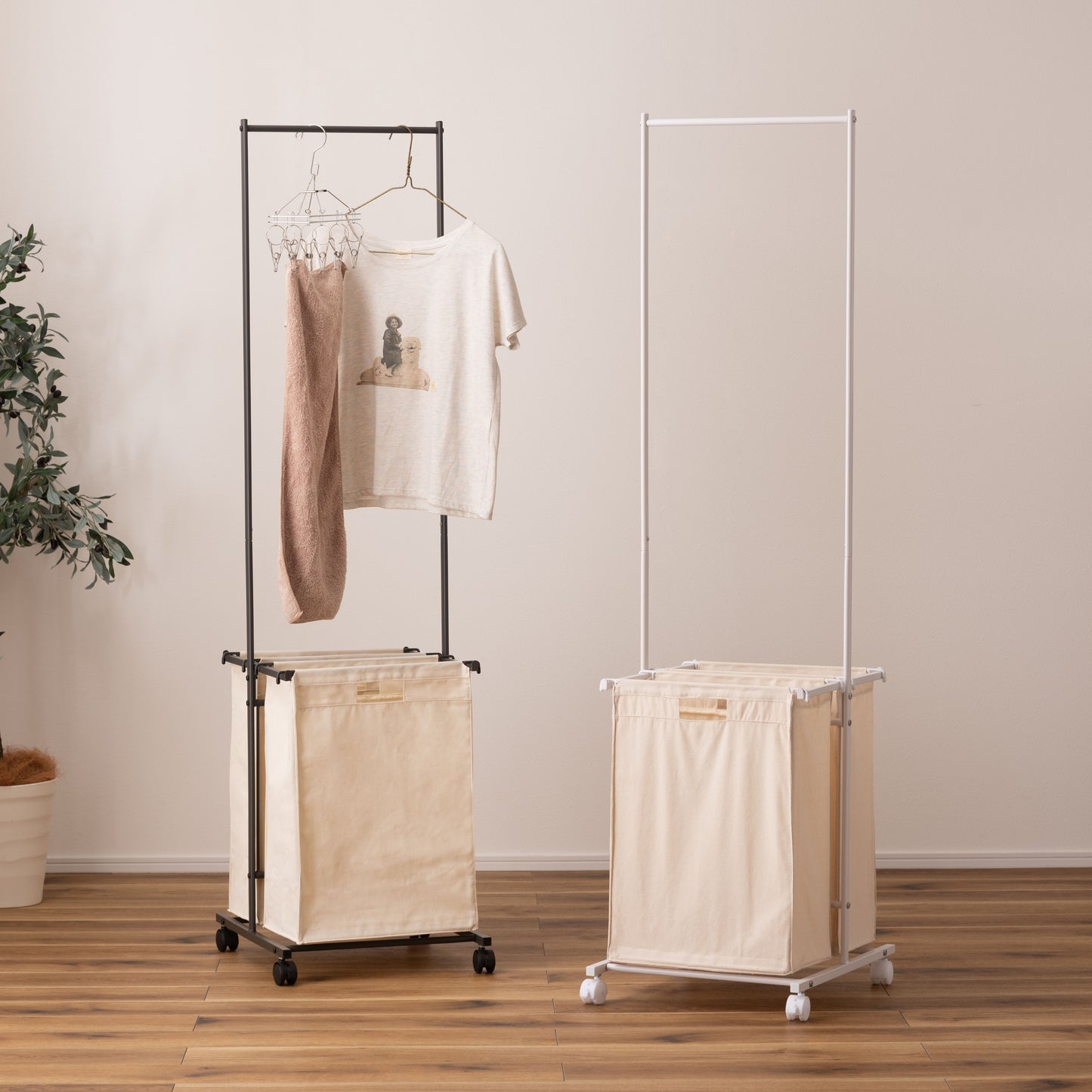 ホワイトとダークグレーのスタイリッシュなスチールフレームの2つカゴ付きランドリーハンガーが2つ並んだ様子