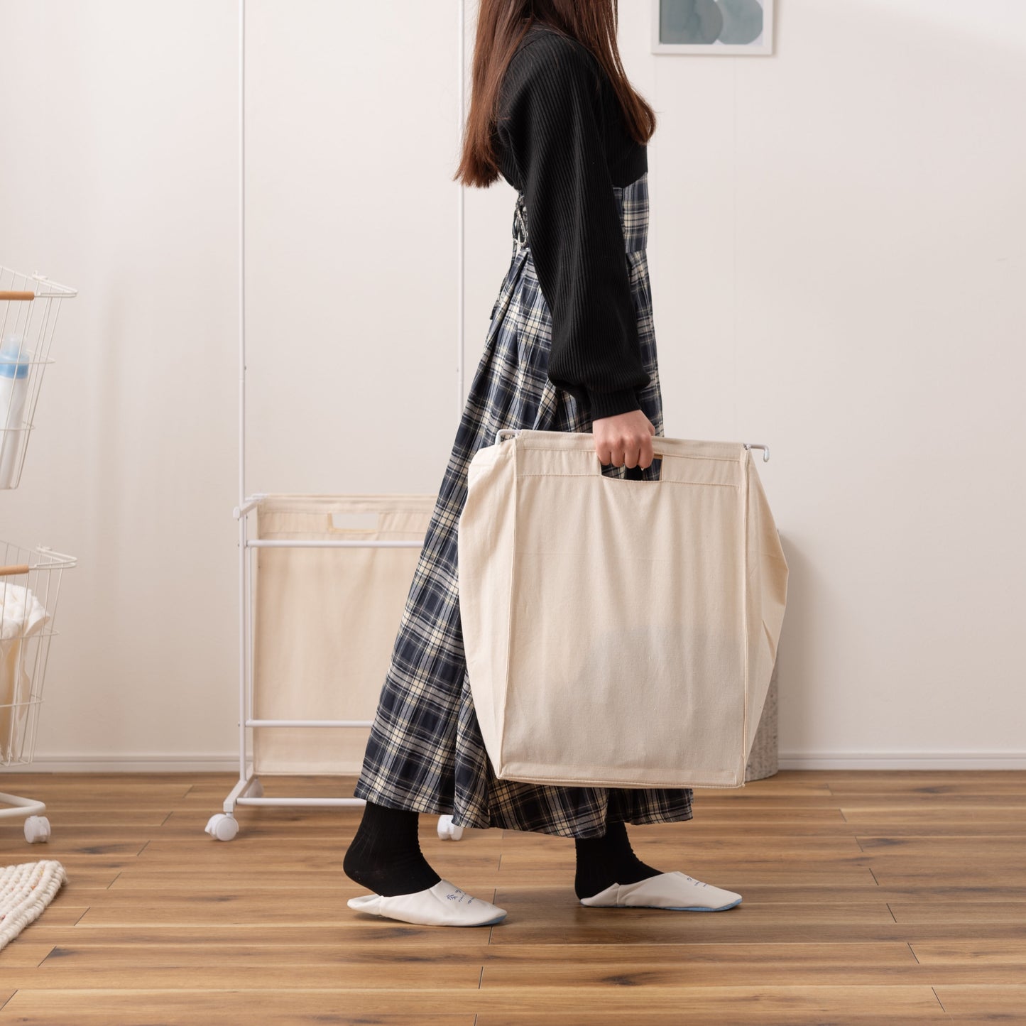 ランドリーバスケットを人が持っている様子