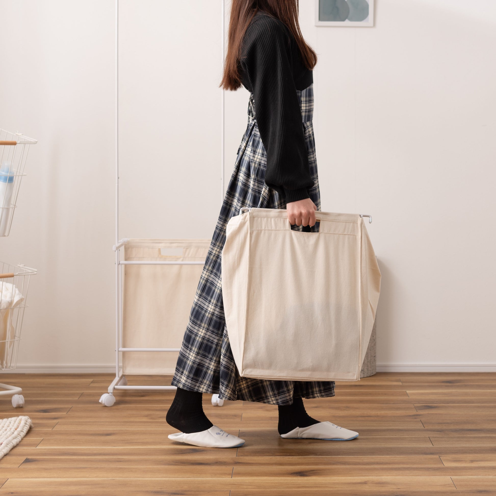 ランドリーバスケットを人が持っている様子