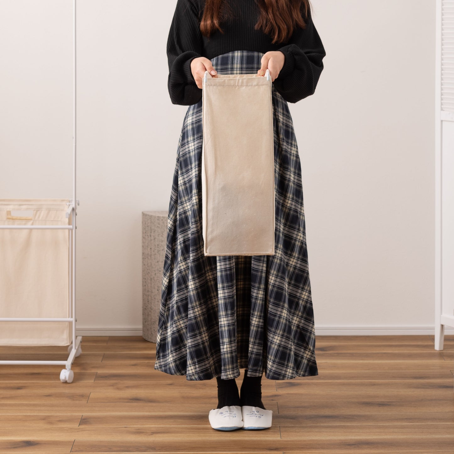 ランドリーバッグを人が持って大きさを伝える写真