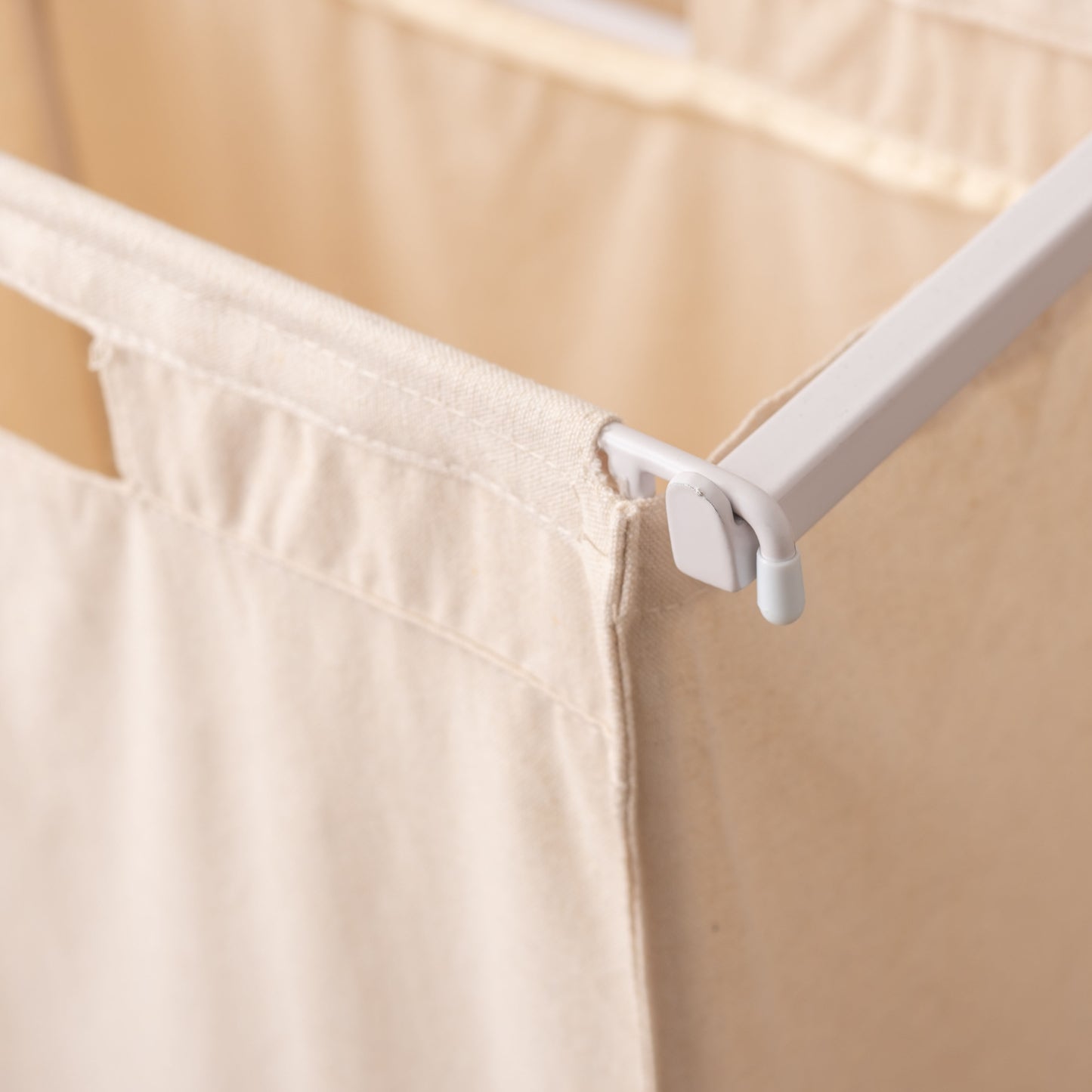 スタイリッシュなスチールフレームの2つカゴ付きランドリーハンガーのバスケットの引っ掛け部分の写真