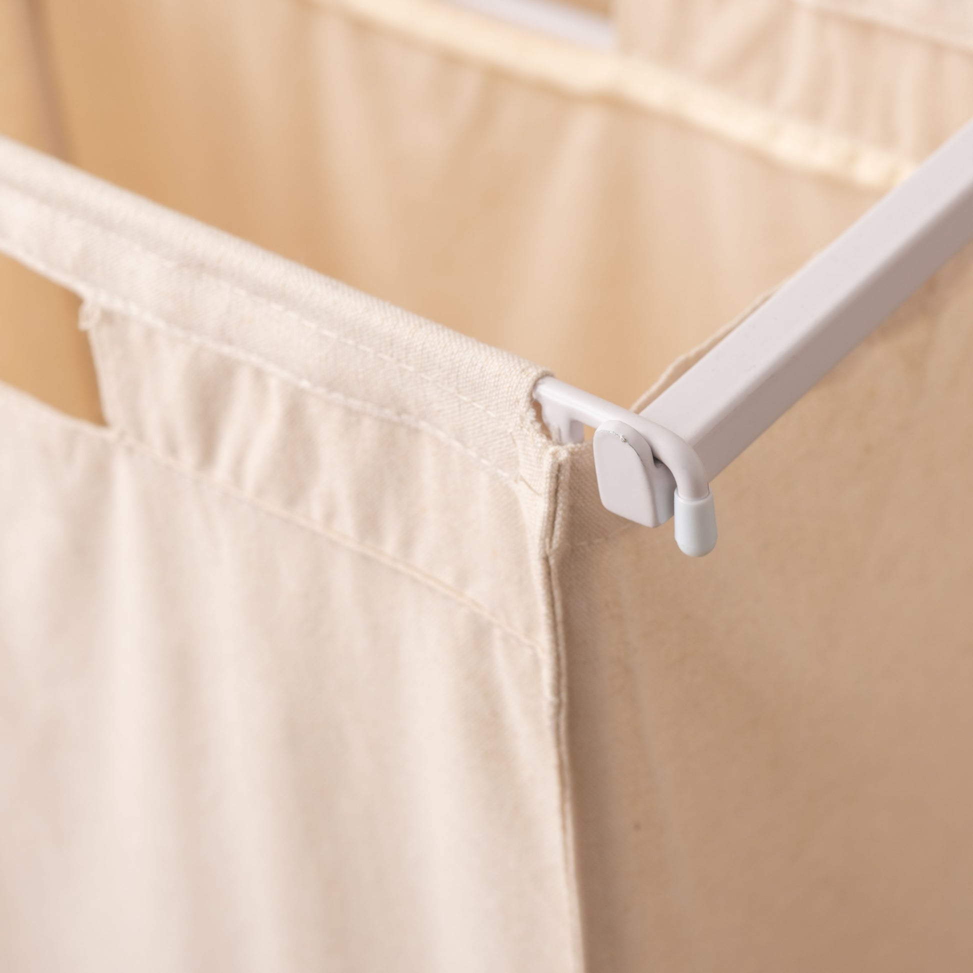 スタイリッシュなスチールフレームの2つカゴ付きランドリーハンガーのバスケットの引っ掛け部分の写真