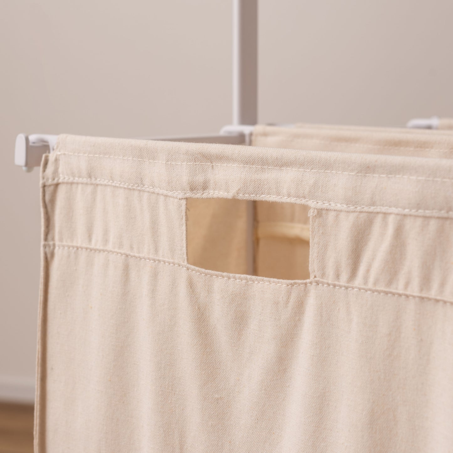 スタイリッシュなスチールフレームの2つカゴ付きランドリーハンガーのキャンバス地のバスケットのアップ