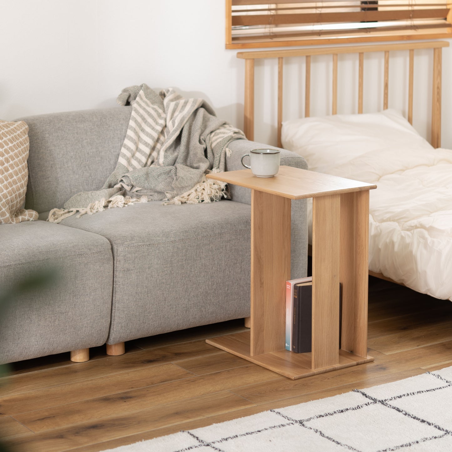 ラック付きオークサイドテーブルがソファ前に置いてある様子