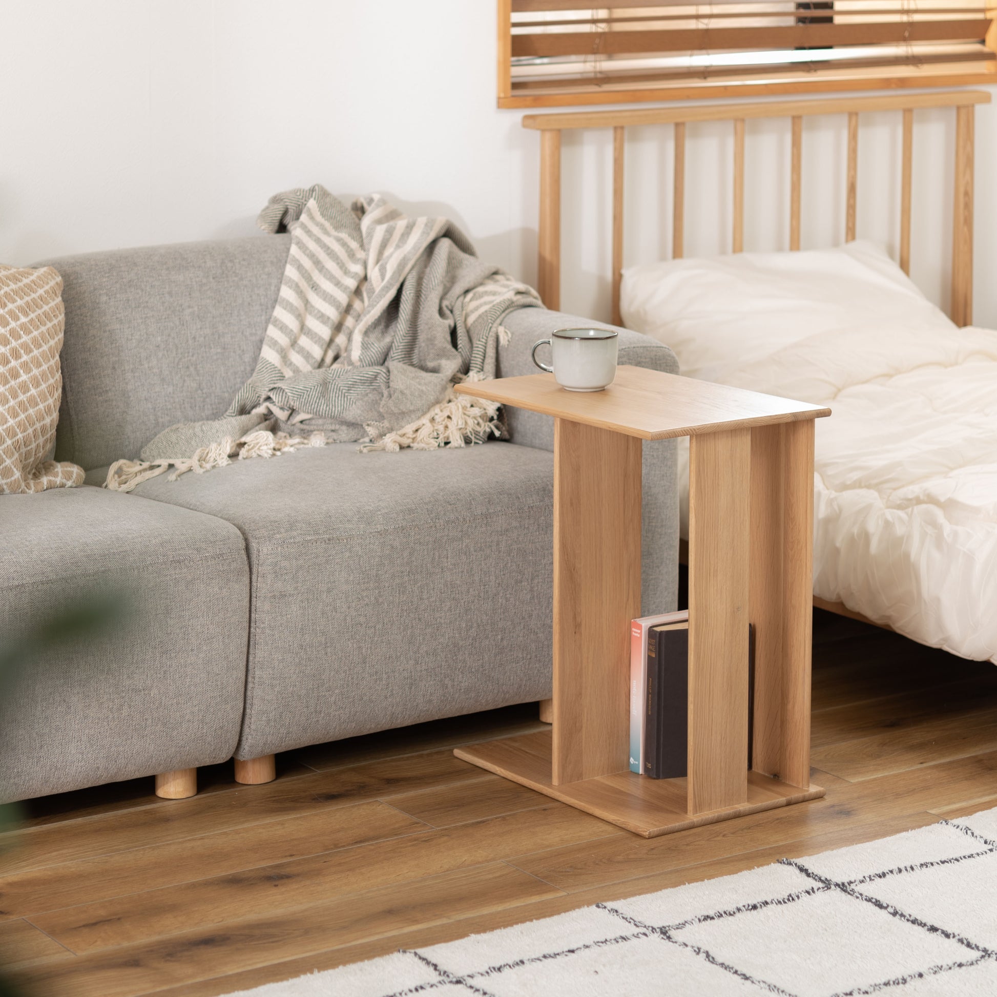 ラック付きオークサイドテーブルがソファ前に置いてある様子