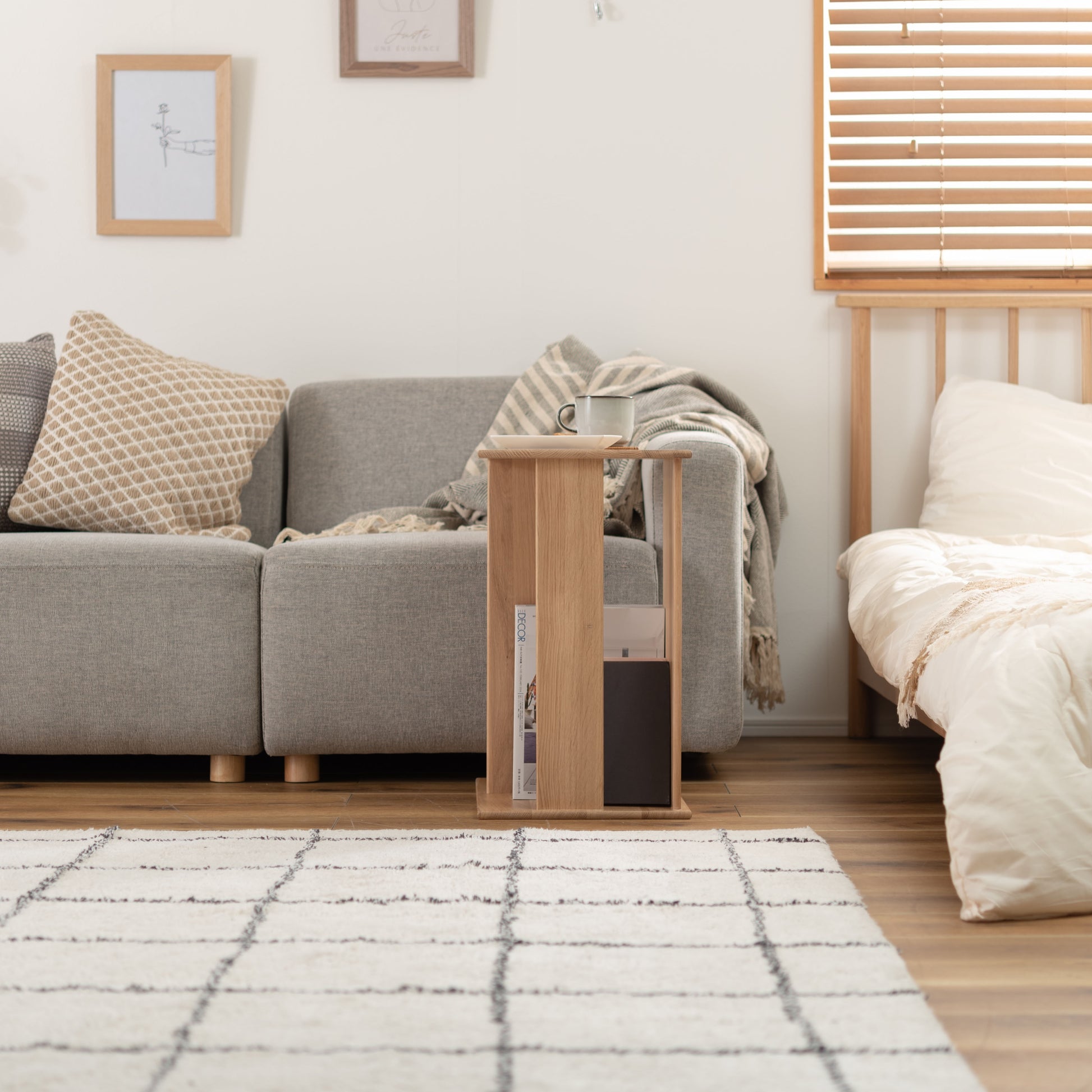 ラック付きオークサイドテーブルがソファ前に置いてある様子