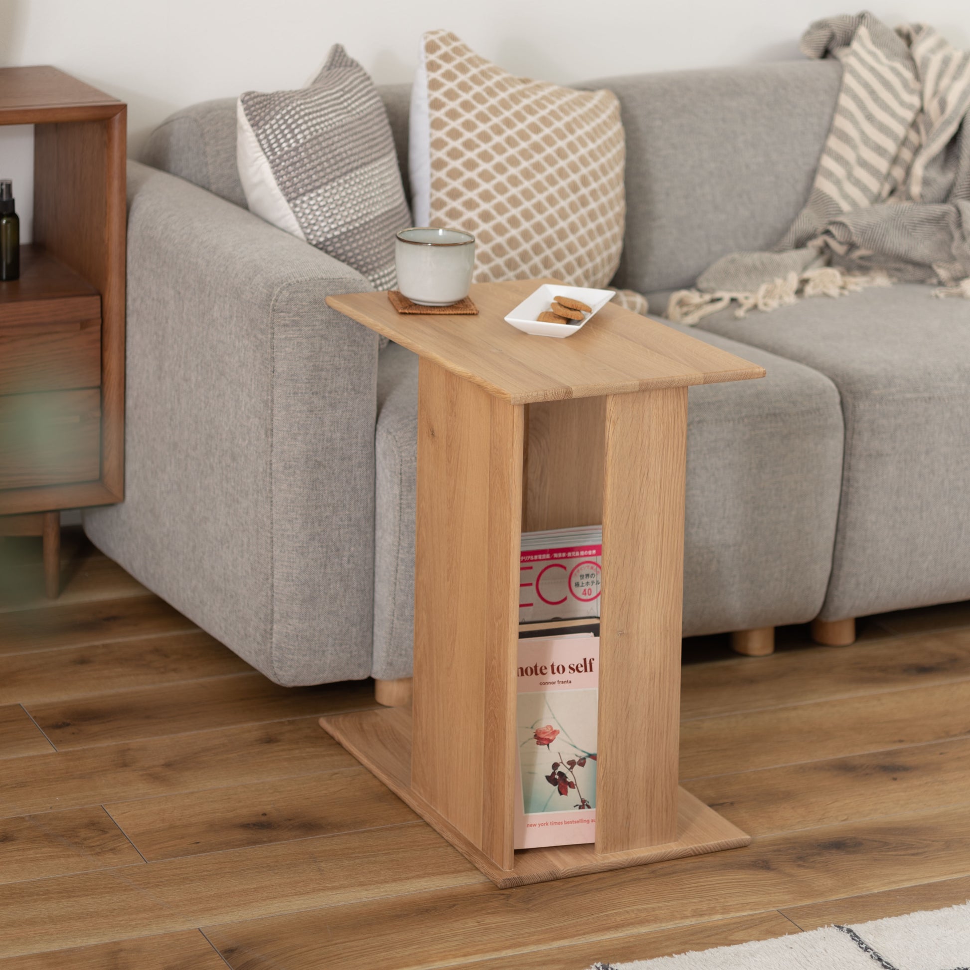 ラック付きオークサイドテーブルがソファ前に置いてある様子