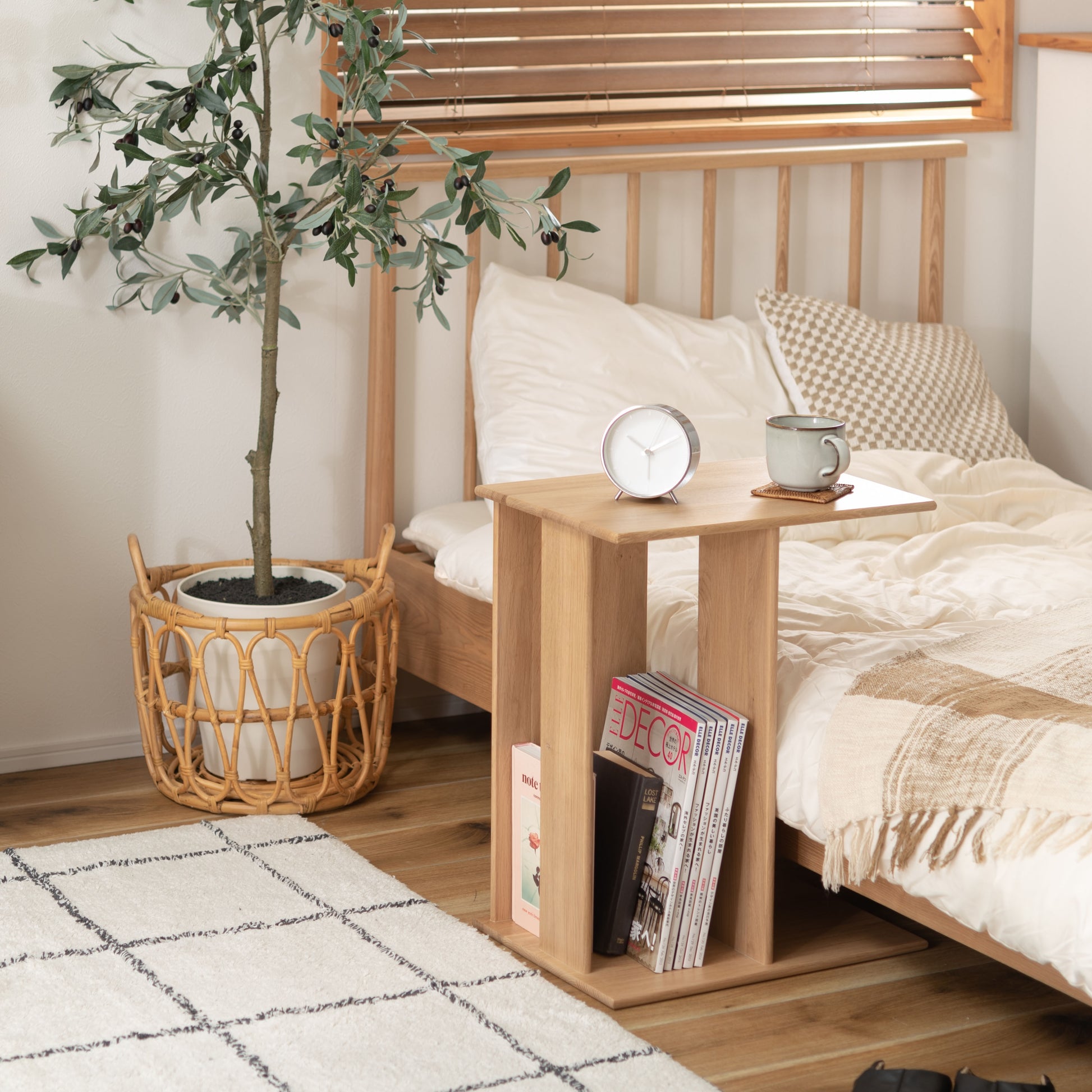 ラック付きオークサイドテーブルがベッド横に置いてある様子