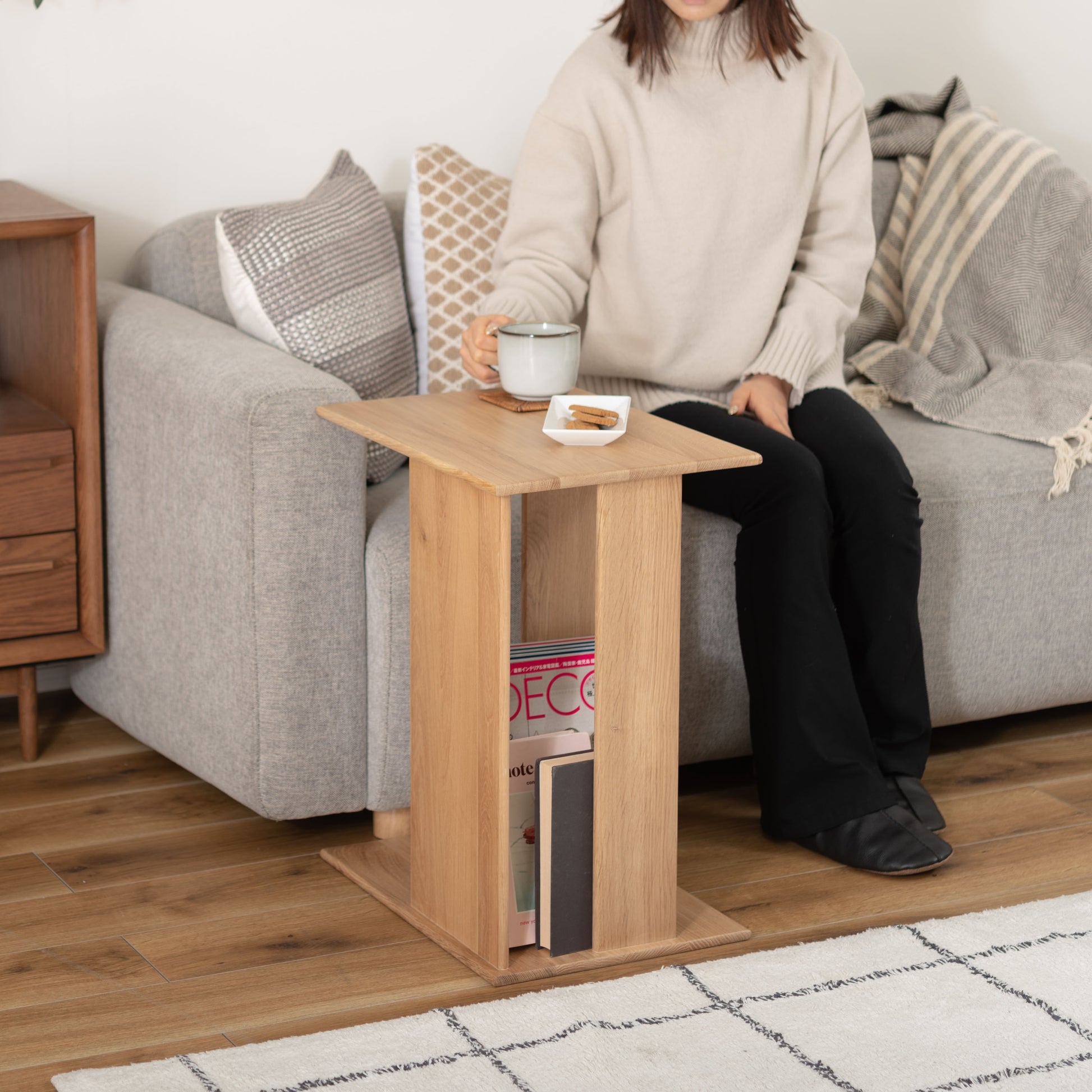 ラック付きオークサイドテーブルがソファ前に置いてある様子