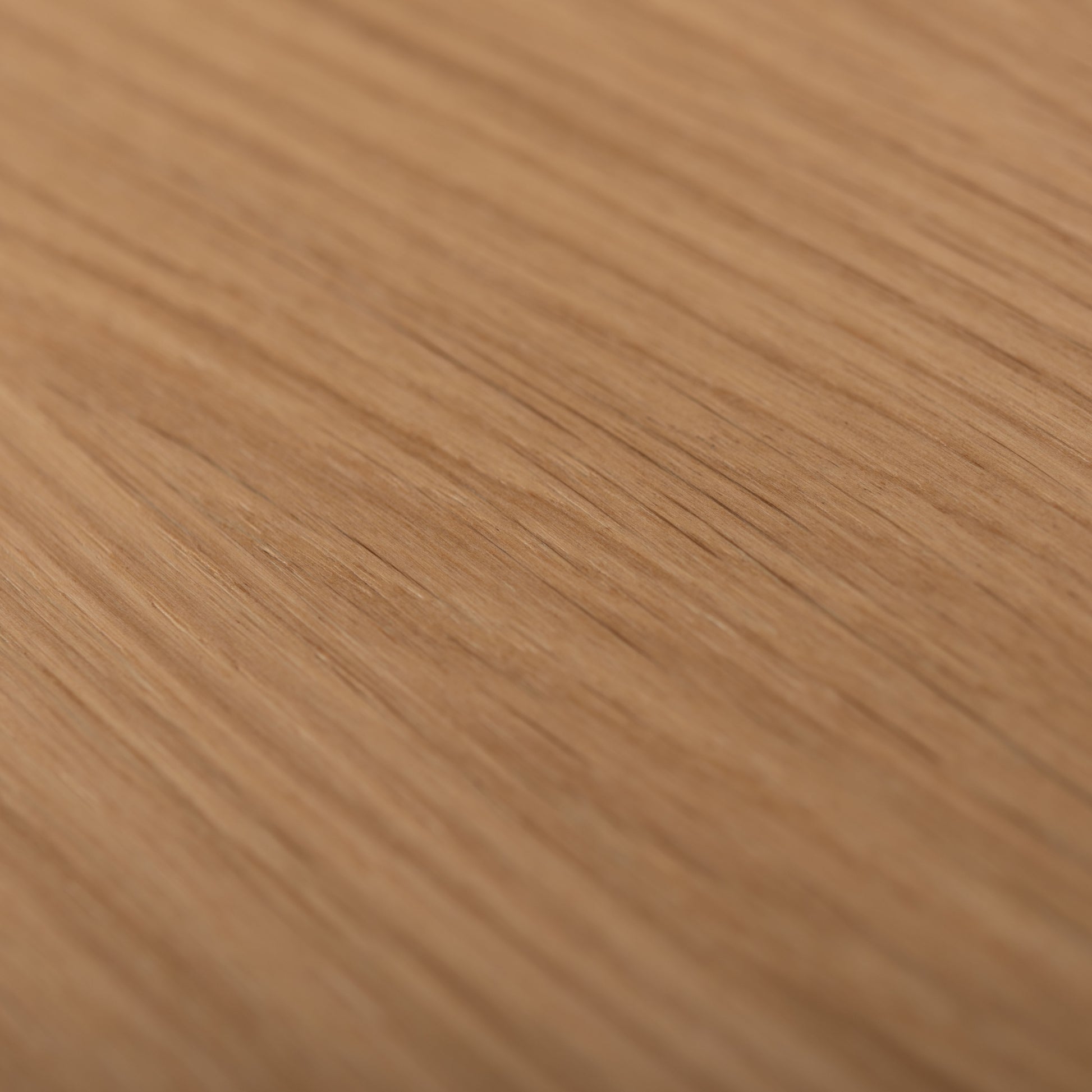 ラック付きオークサイドテーブルの木目をアップで写している写真