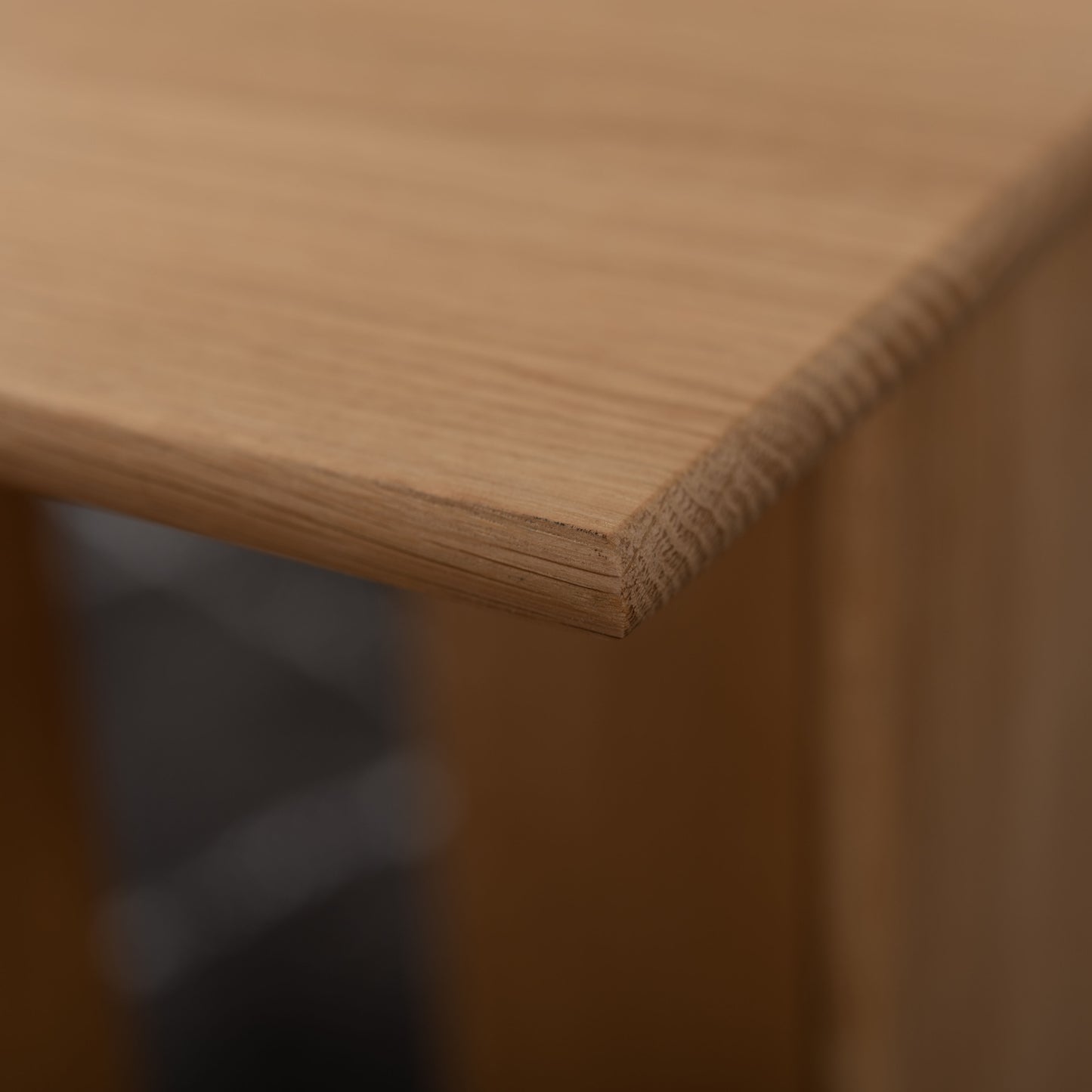 ラック付きオークサイドテーブルの天板部分をアップで写している写真