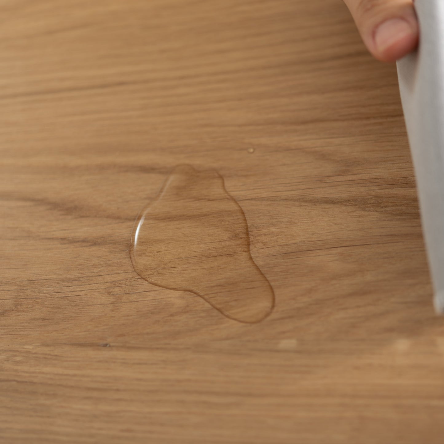 水は垂れたラック付きオークサイドテーブルの天板をアップで写している写真