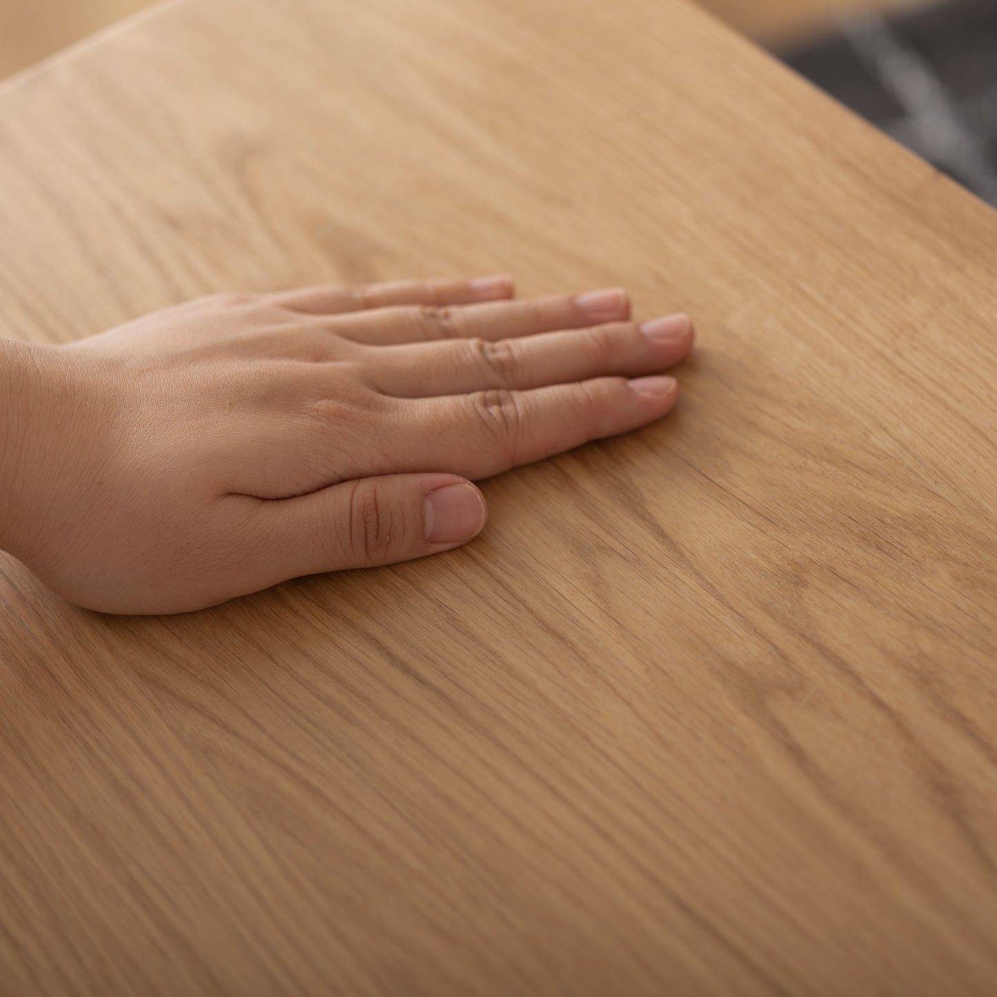 ラック付きオークサイドテーブルの天板をアップで写している写真