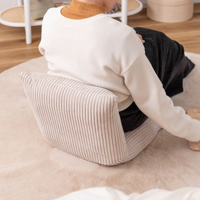ホワイトのコンパクトな座椅子に腰掛けている様子