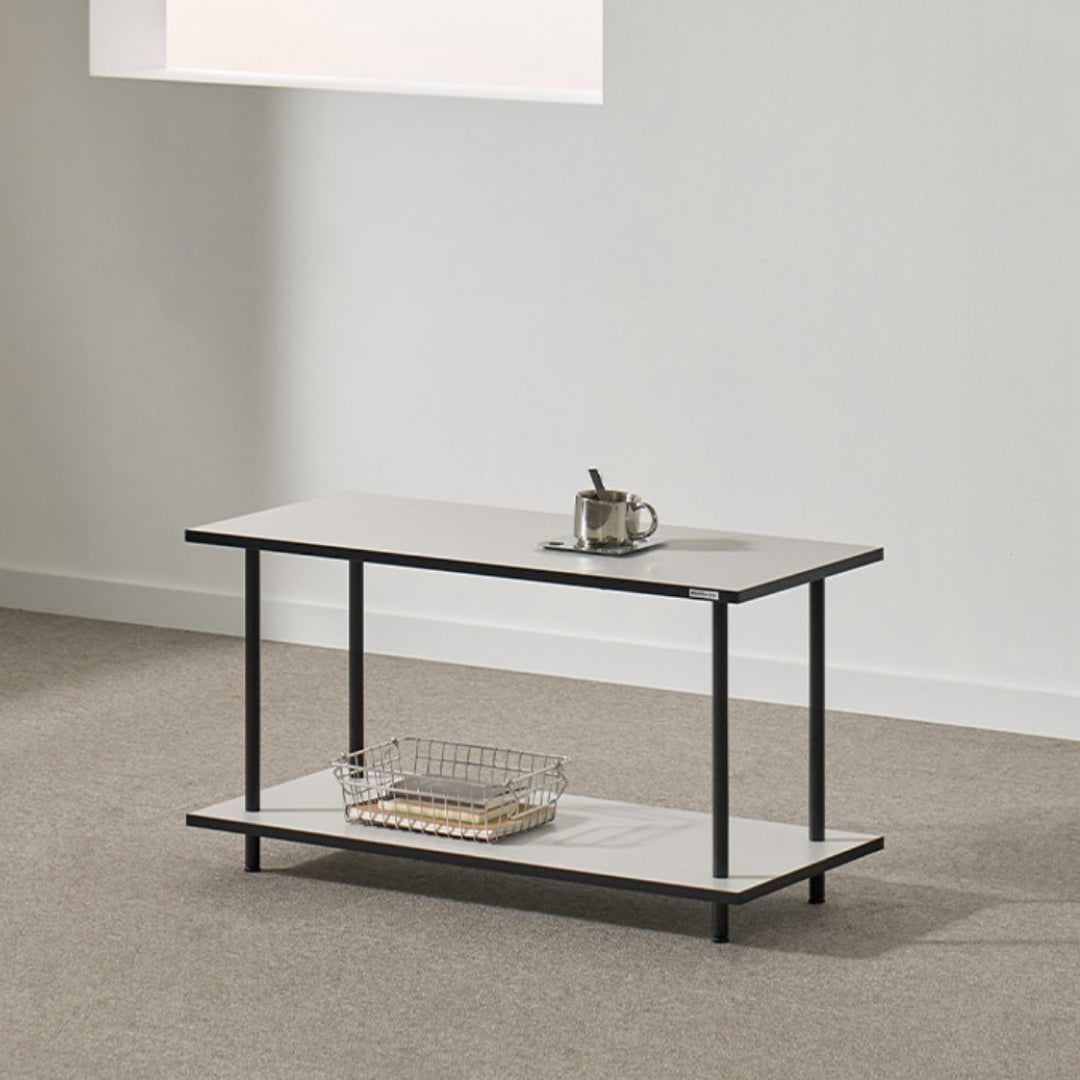 Roomnhomeティンバーラックの白い天板と黒い金属フレームのモダンな2段コンソールテーブルにワイヤーバスケット付き