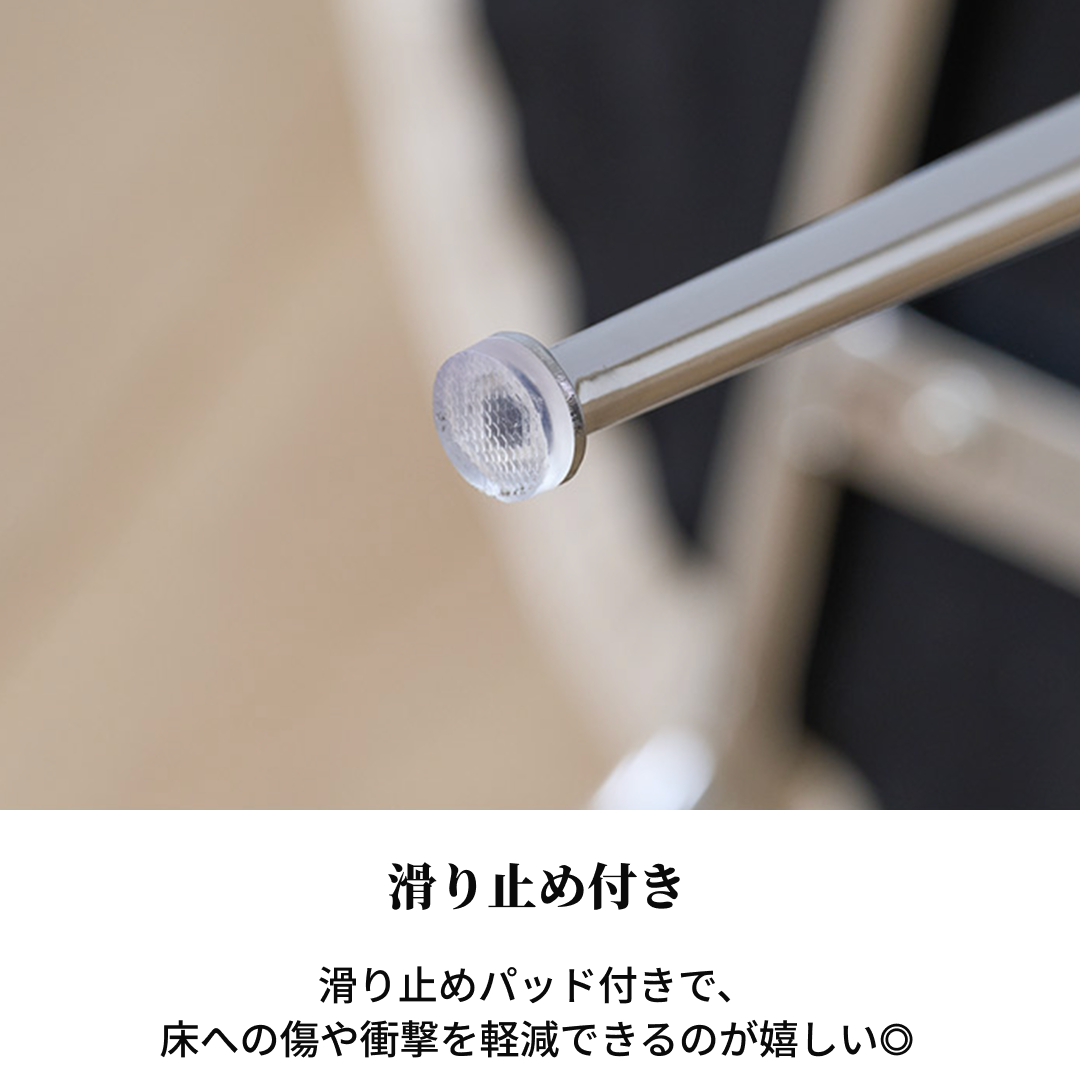 Roomnhomeのブークレクロム脚ダイニングチェアの背面に透明でテクスチャ付きのプラスチックキャップ付きメタル脚