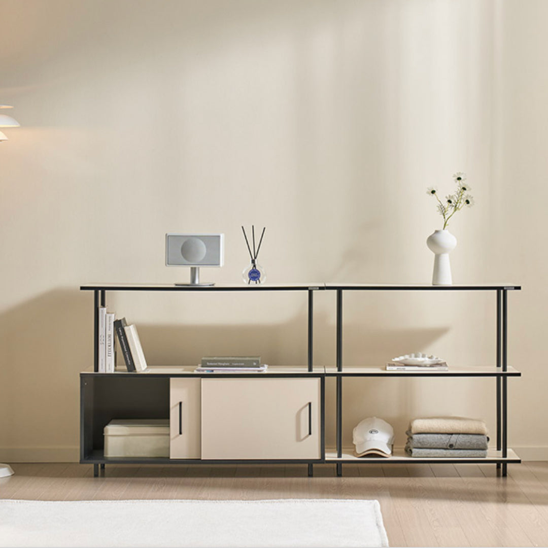 Roomnhomeのティンバーラックは黒の金属フレームとベージュの引き戸が特徴の現代的なミニマリスト本棚です。