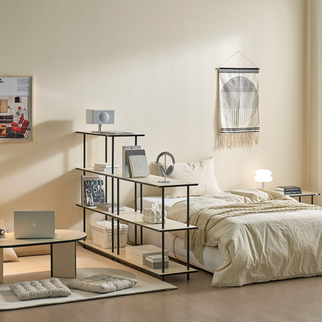 Roomnhomeのモダンな黒い金属と淡い木材の多段ガラス棚付きティンバーラック