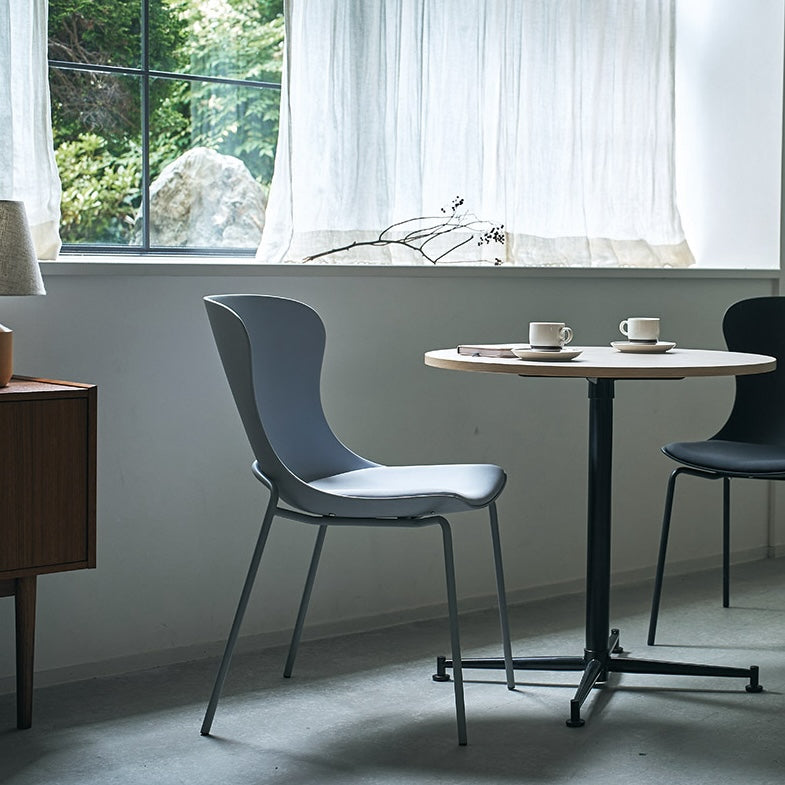 グレーのダイニングチェアを部屋に置いている様子