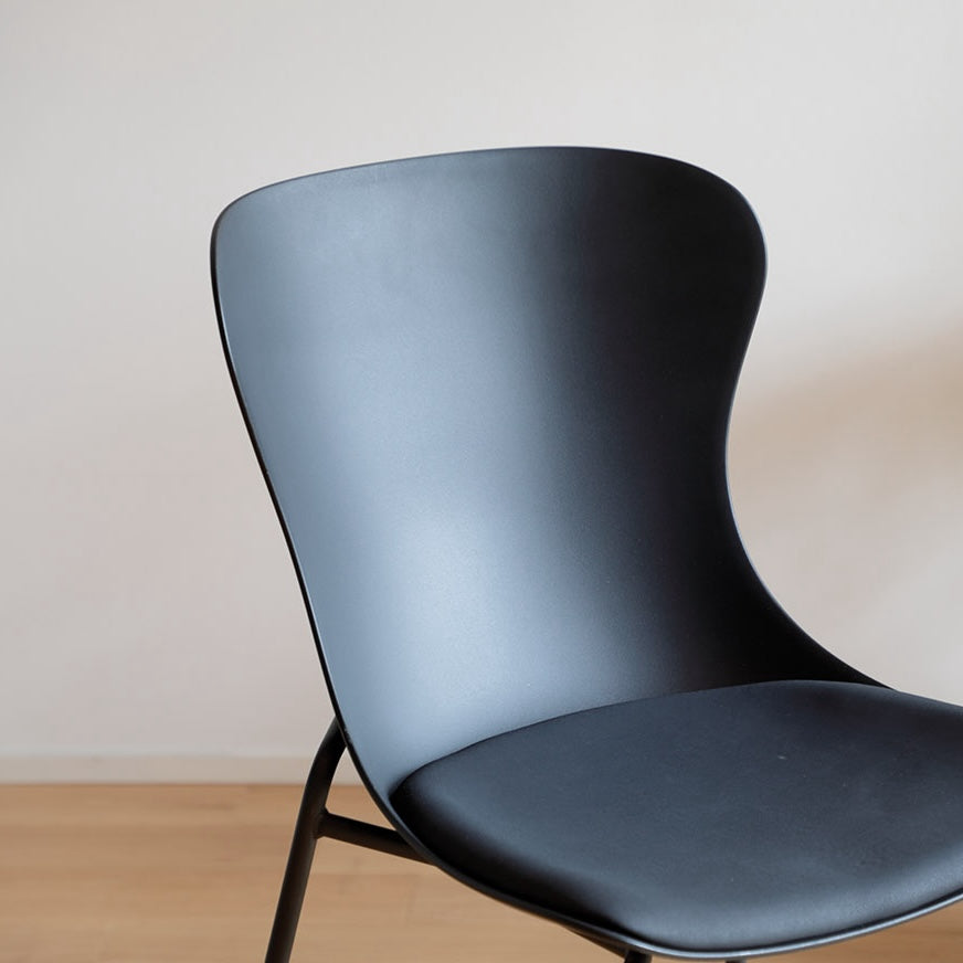 ブラックのダイニングチェア