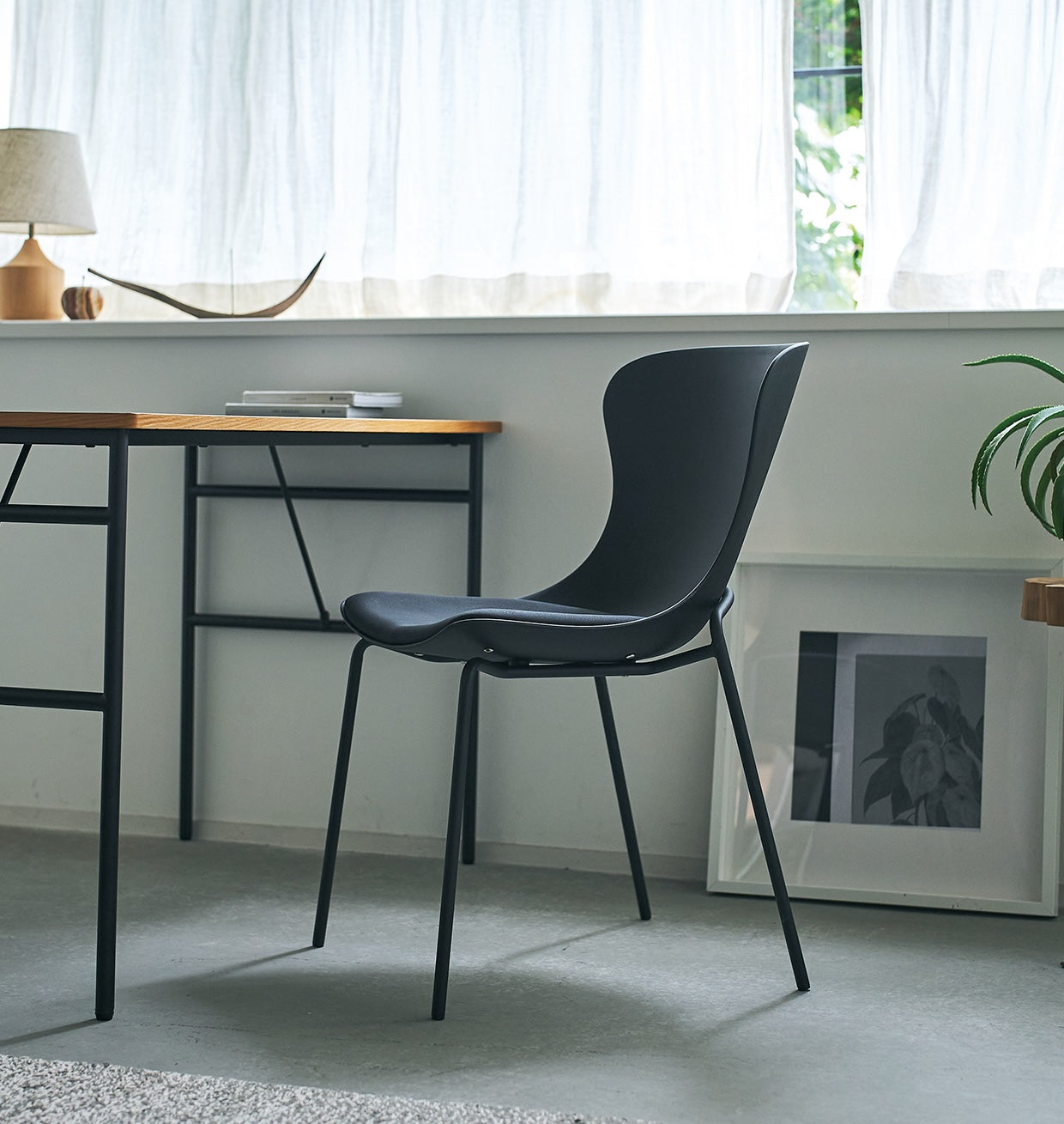 ブラックのダイニングチェアを部屋に置いている様子