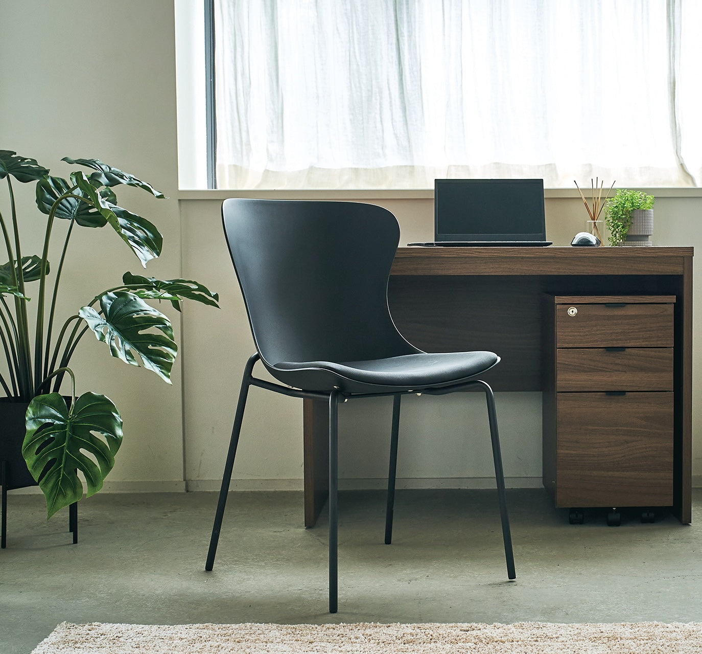 ブラックのダイニングチェアをデスク前に置いている様子
