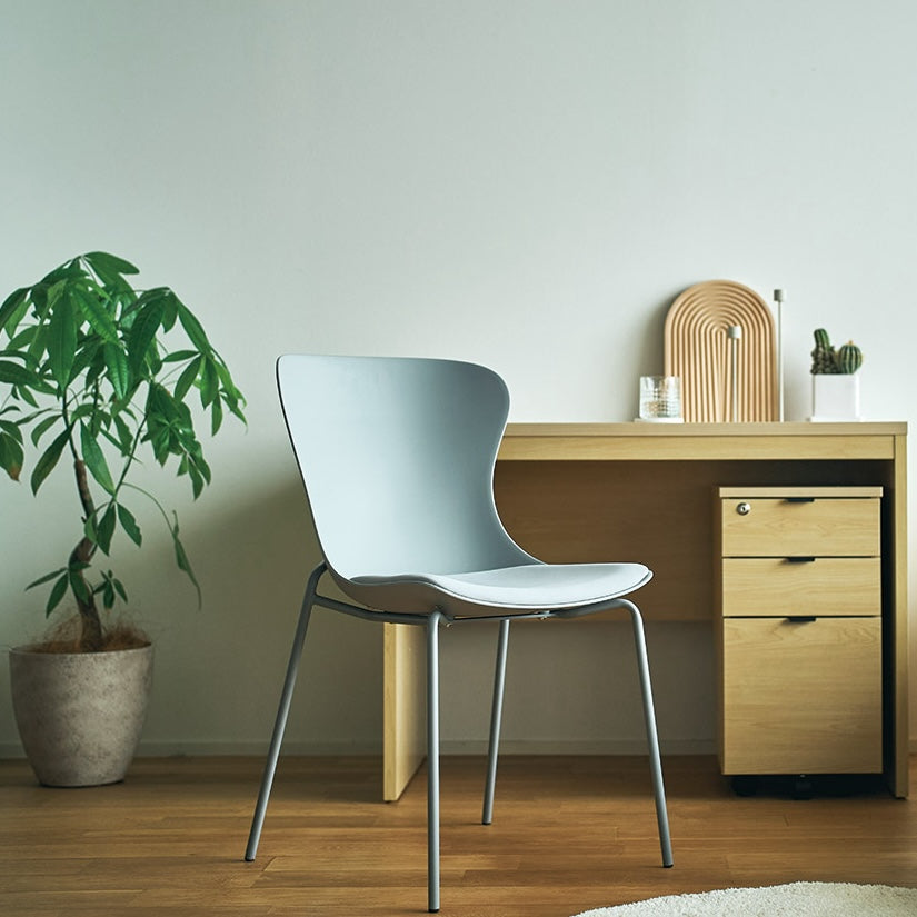 グレーのダイニングチェアをデスク前に置いている様子