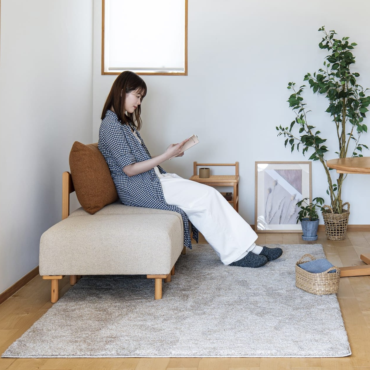 Beigeの布張りのselfソファ1Pタイプのデイベッド、木製の脚とマッチするクッション付き