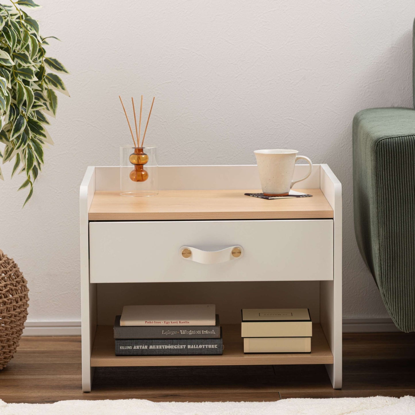 レザー調取っ手付きサイドチェスト