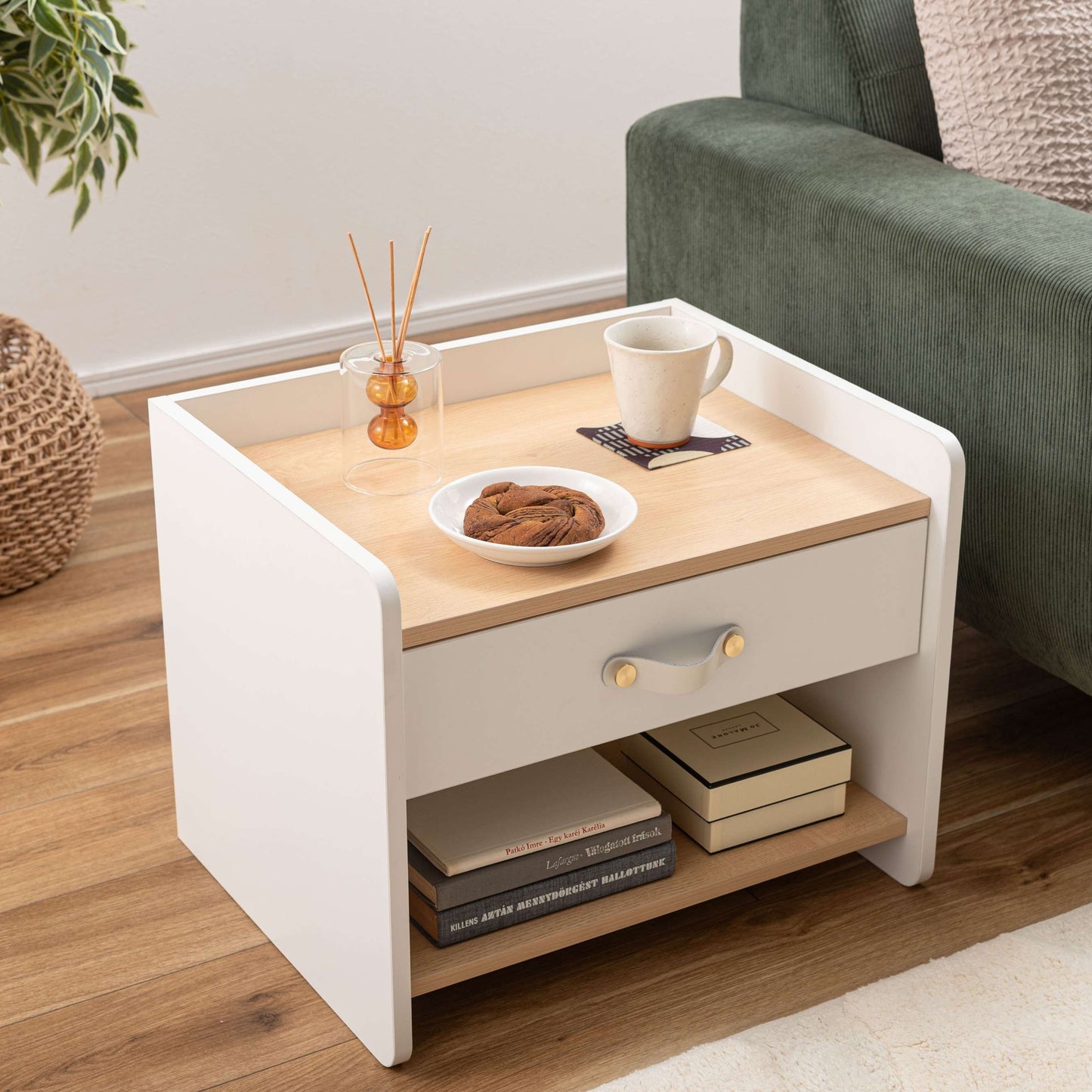 レザー調取っ手付きサイドチェスト