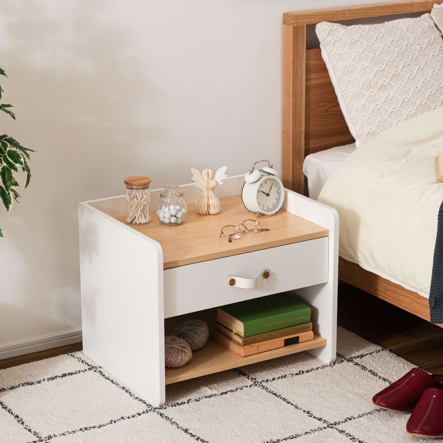 レザー調取っ手付きサイドチェスト