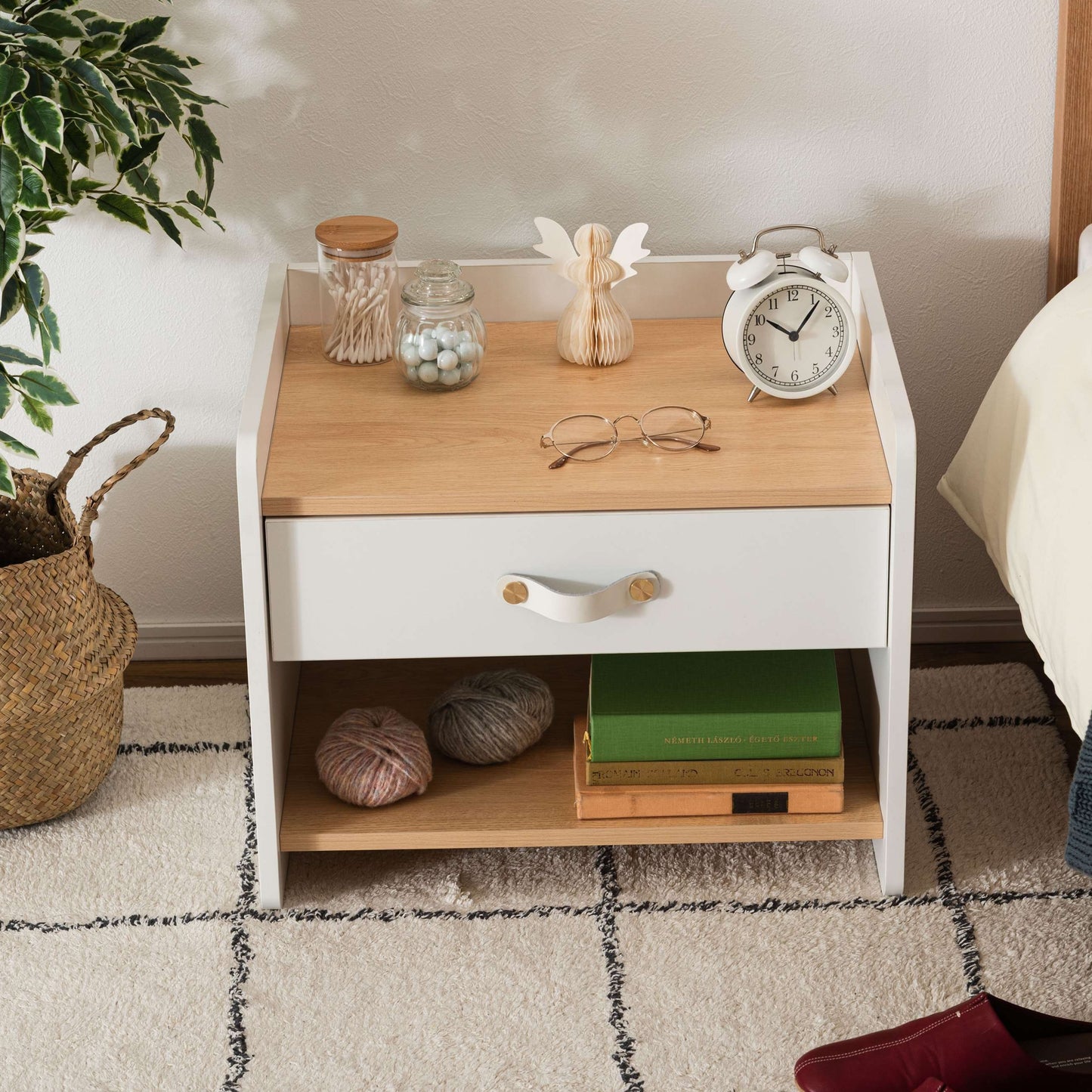 レザー調取っ手付きサイドチェスト