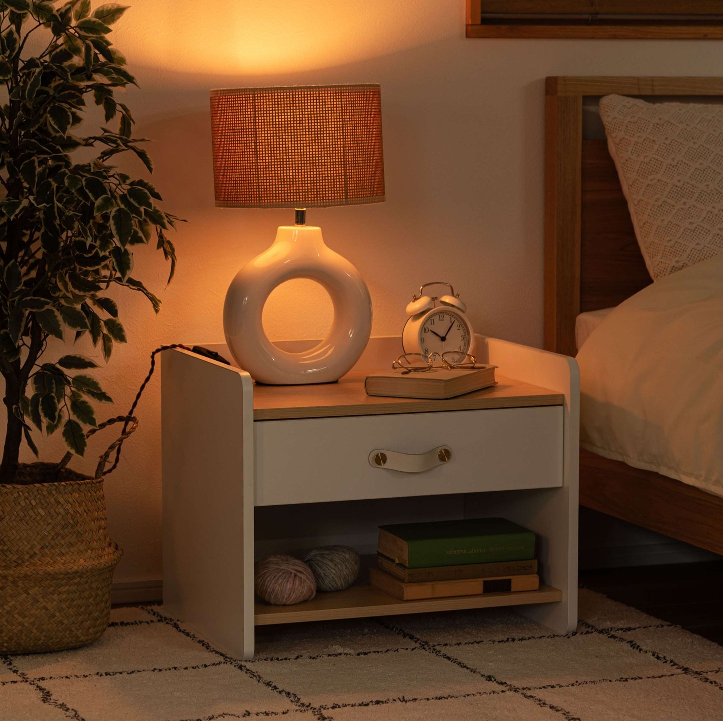 レザー調取っ手付きサイドチェスト