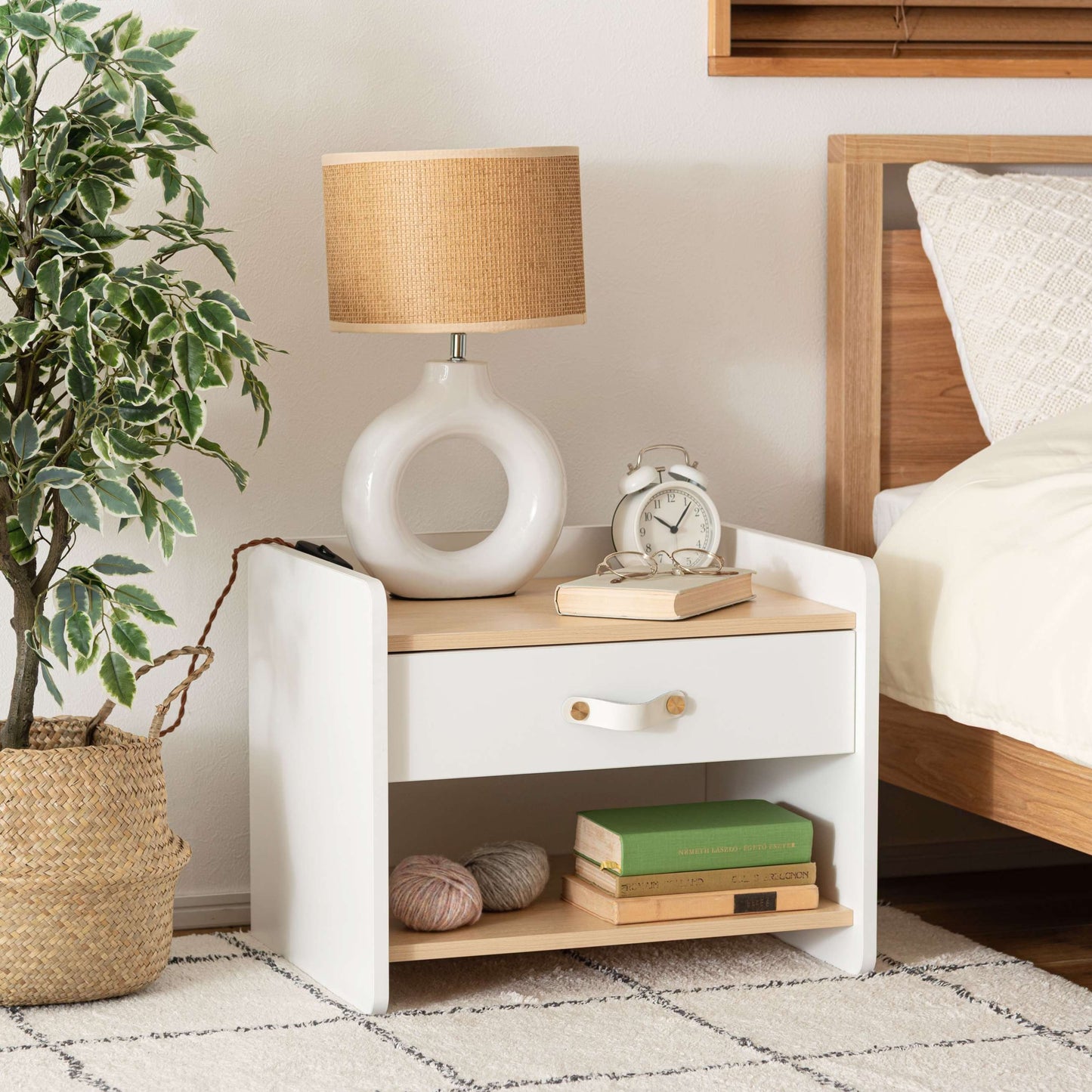 レザー調取っ手付きサイドチェスト