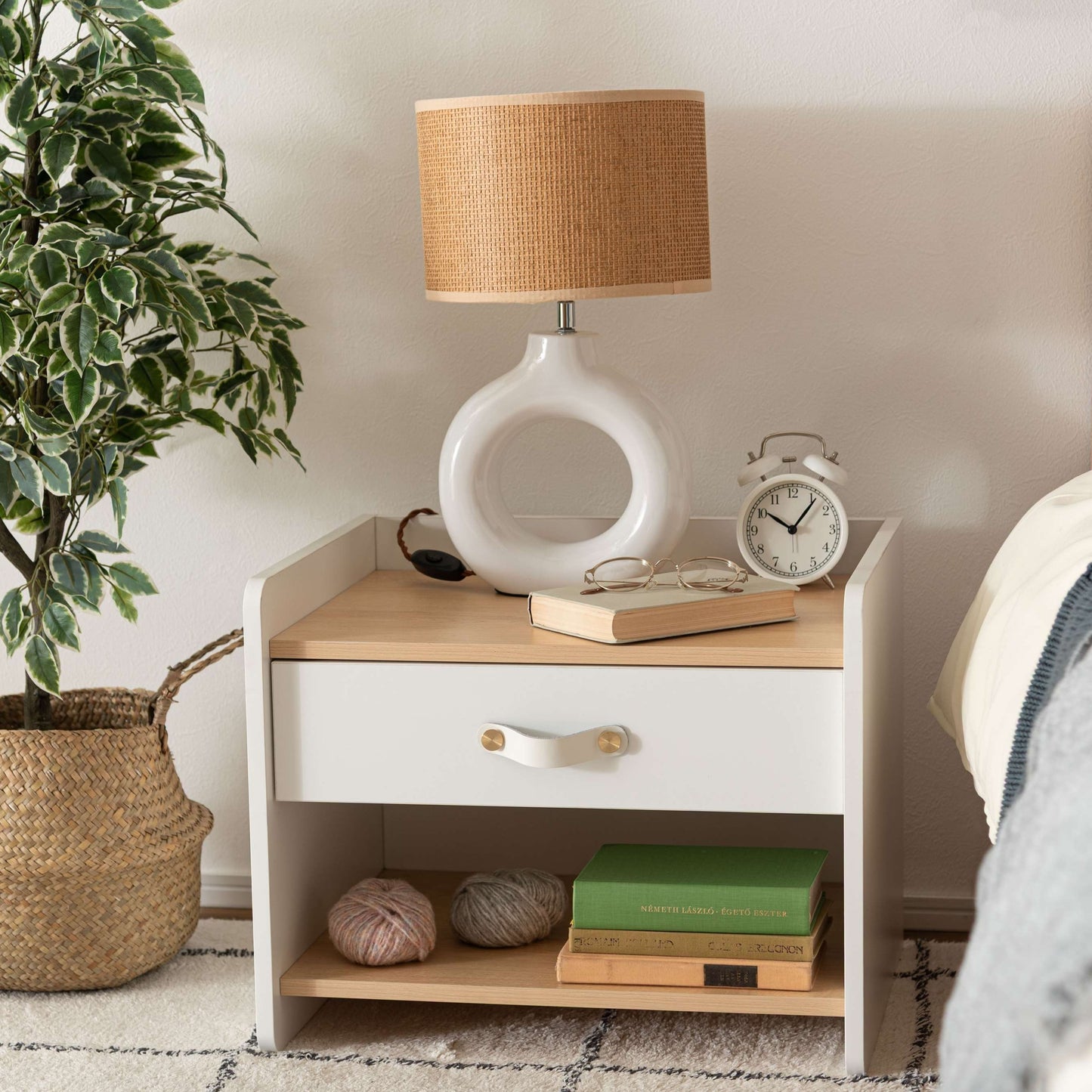 レザー調取っ手付きサイドチェスト