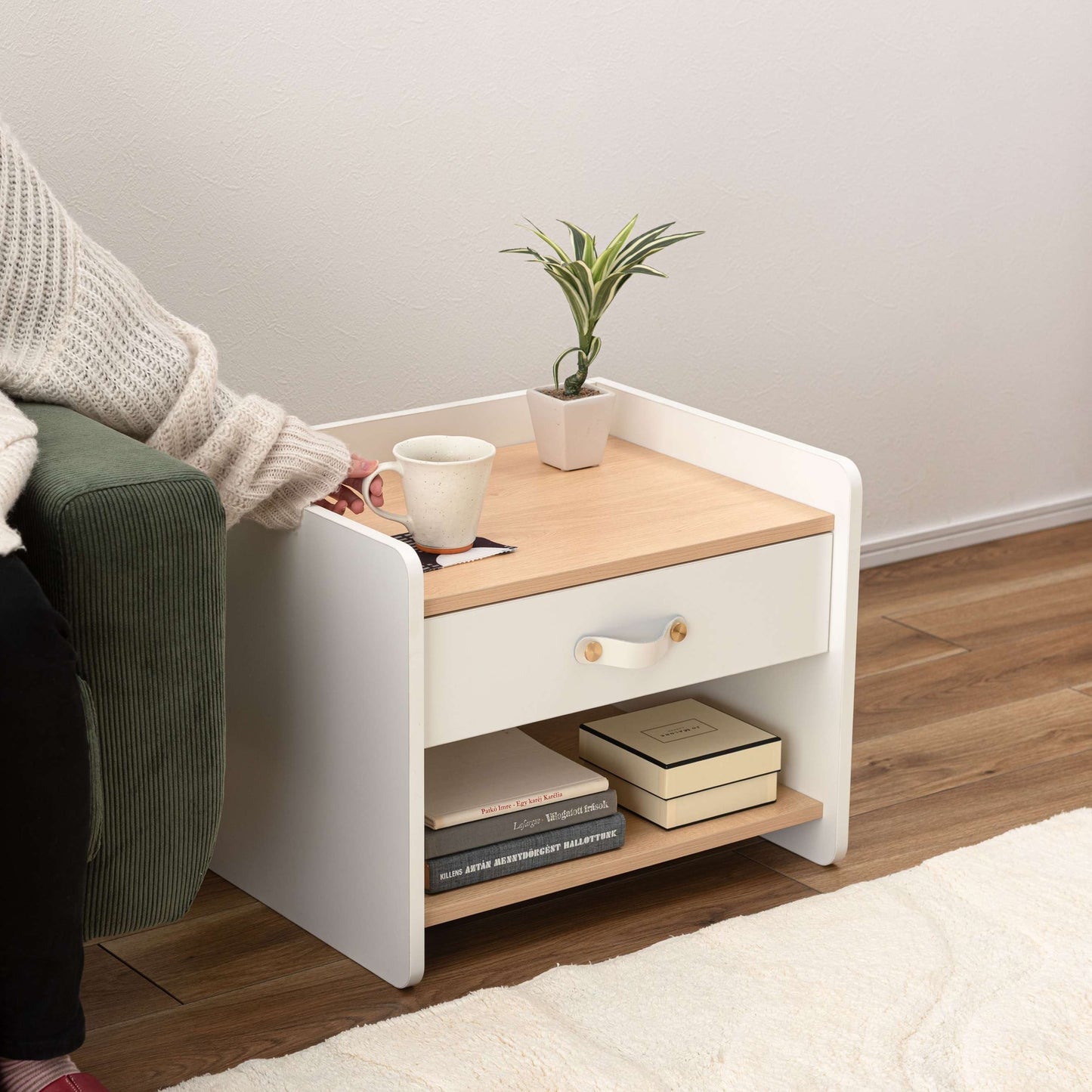 レザー調取っ手付きサイドチェスト