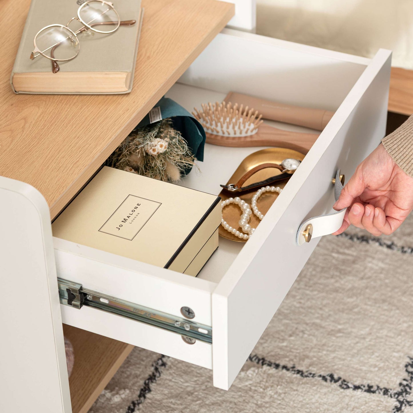 レザー調取っ手付きサイドチェスト