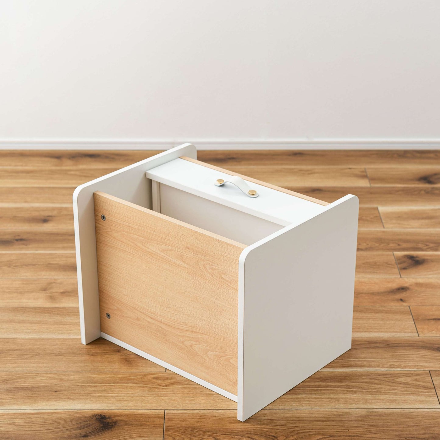 レザー調取っ手付きサイドチェスト