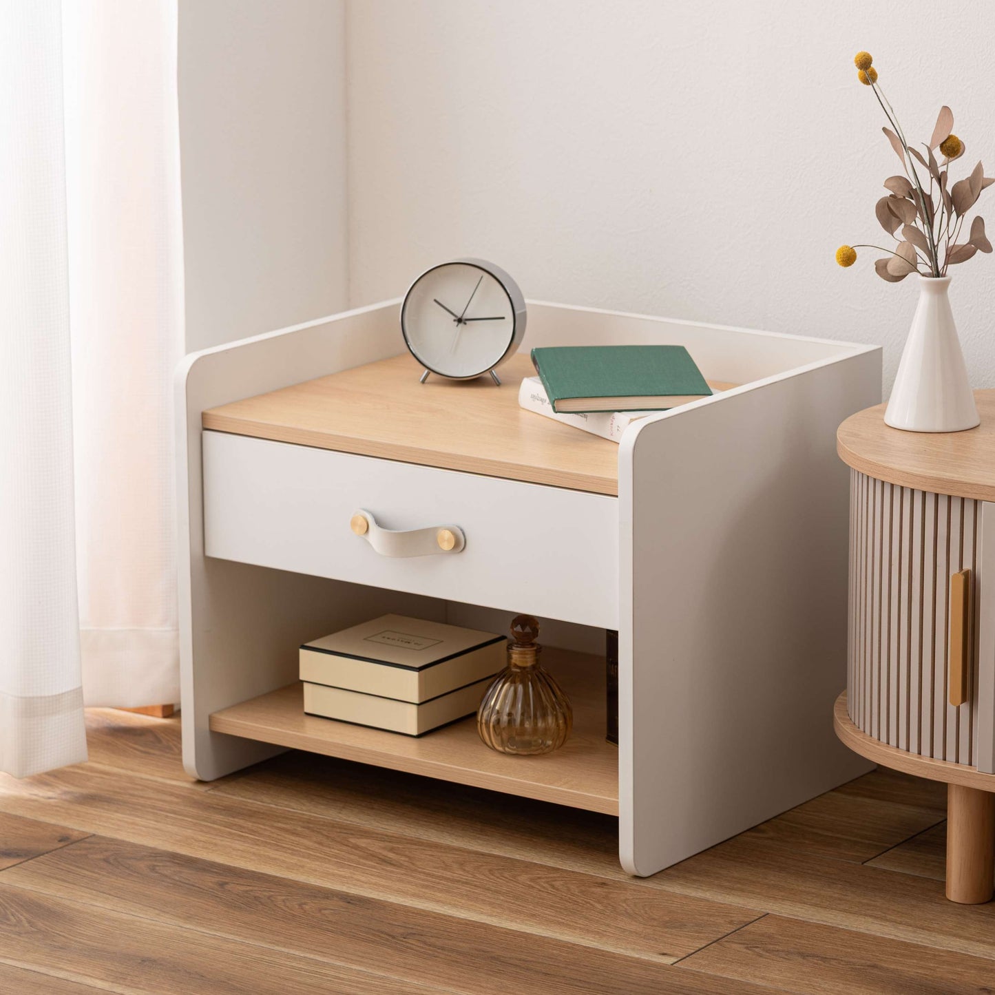 レザー調取っ手付きサイドチェスト