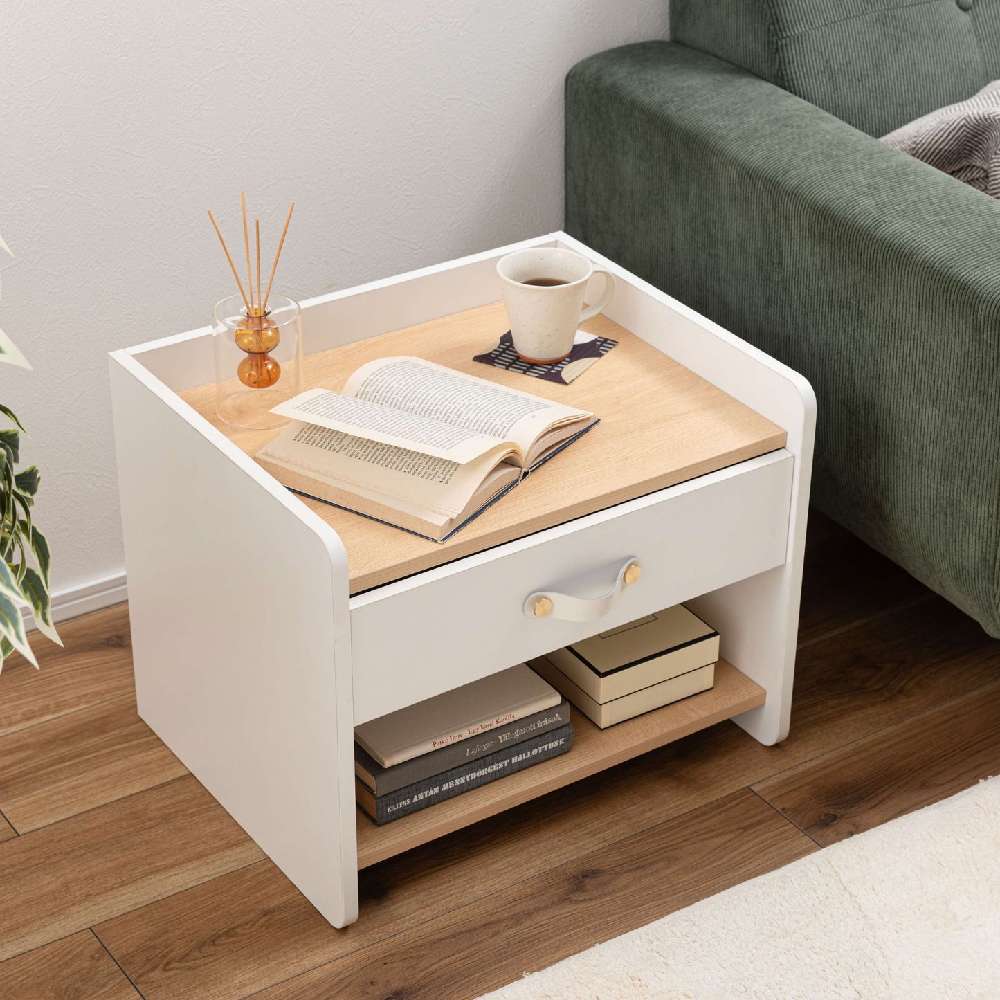 レザー調取っ手付きサイドチェスト