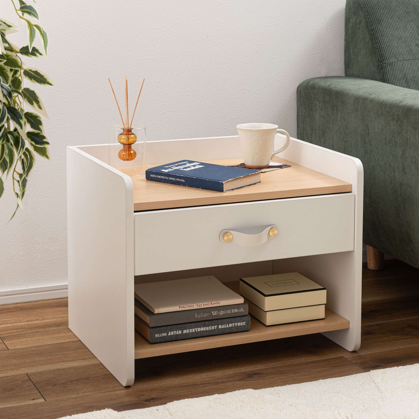 レザー調取っ手付きサイドチェスト