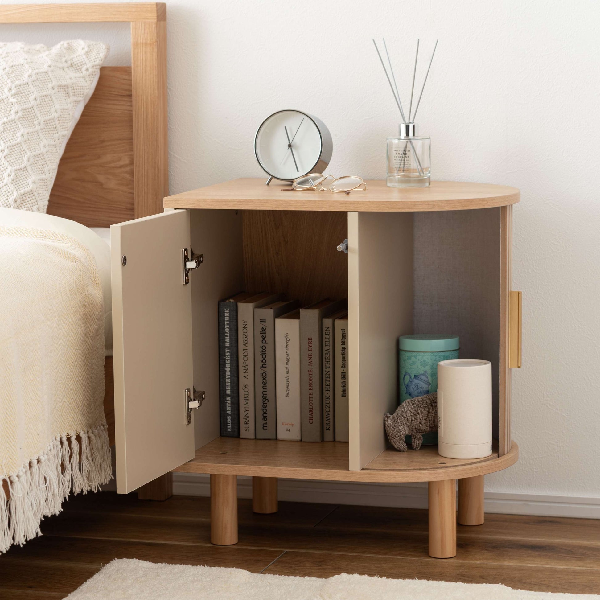 ゴールドとベージュのモダンなデザインのサイドキャビネットがベッドサイドに置いてある部屋