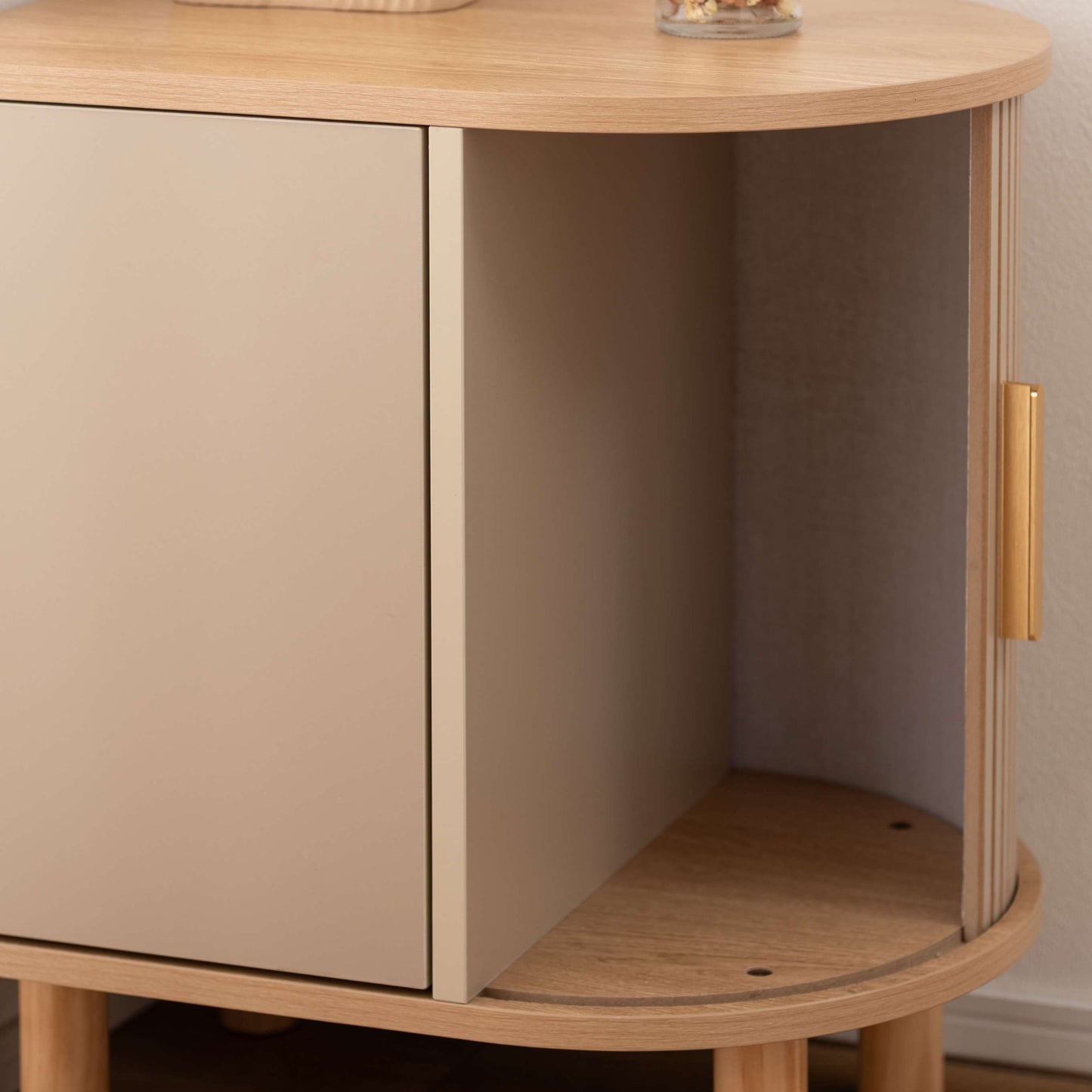 ゴールドとベージュのモダンなデザインのサイドキャビネットの引き出しの中