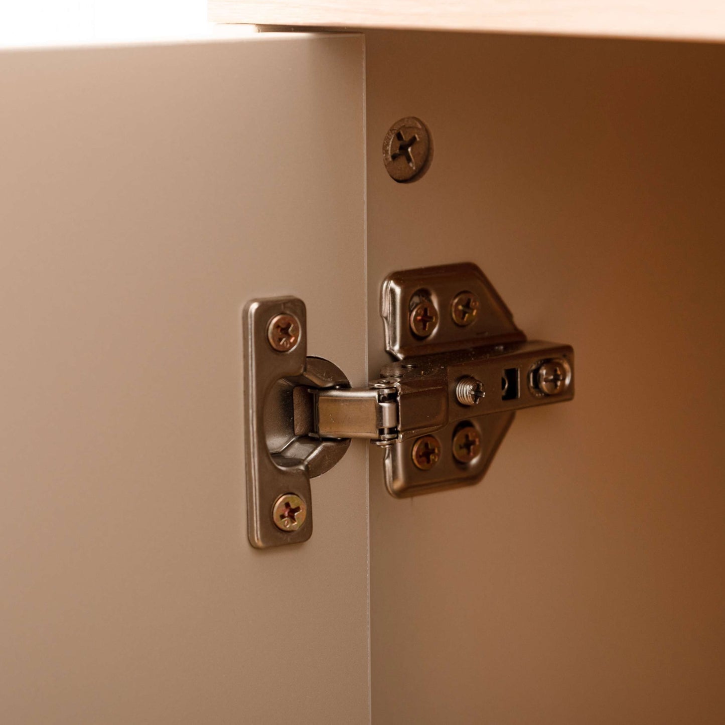 モダンなデザインのサイドキャビネットの扉の金具